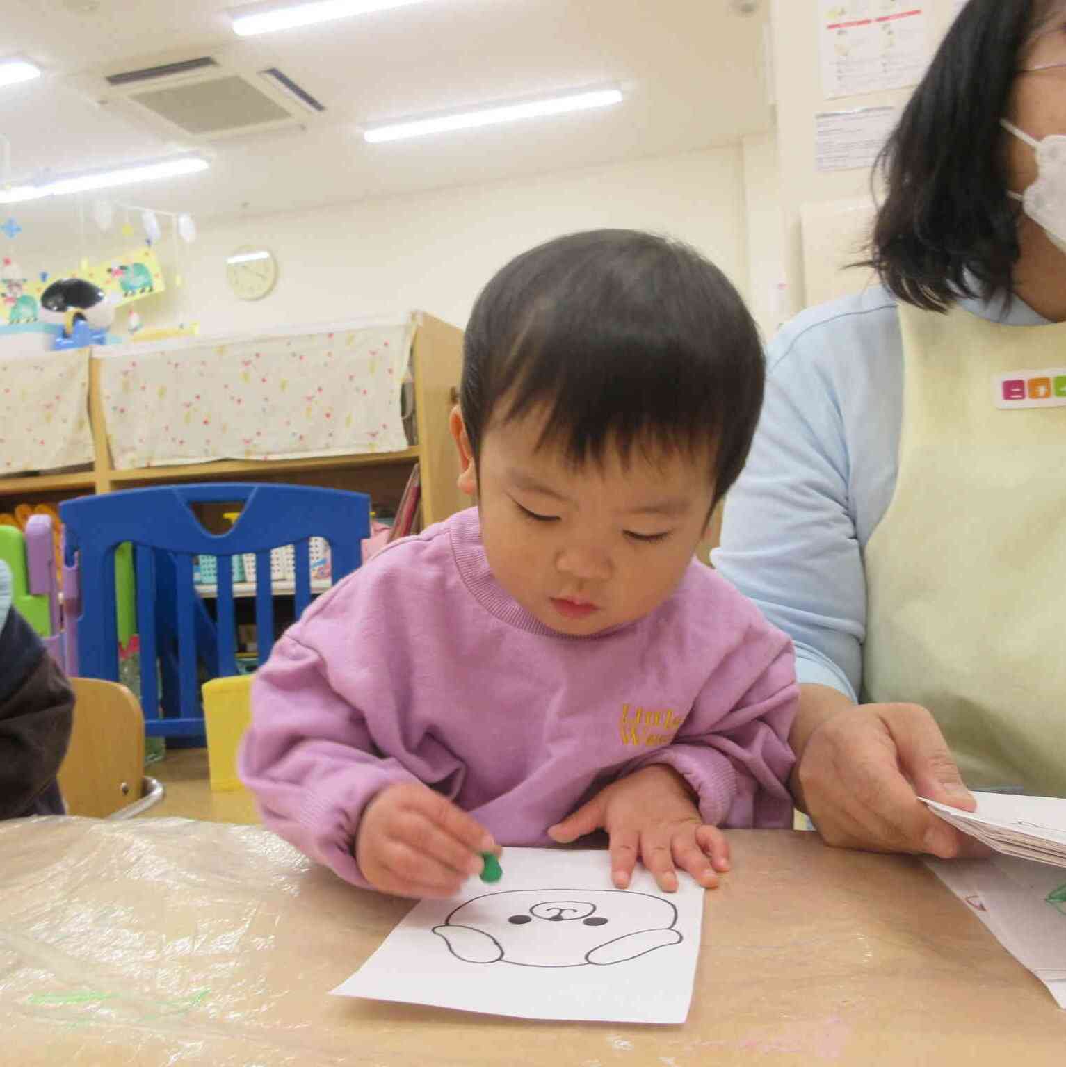 大好きな緑でたくさん塗るよ！