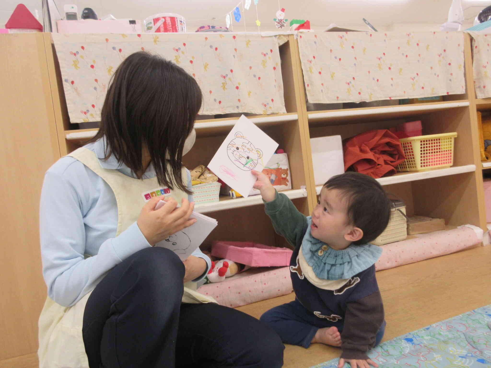 かるた遊びをしたよ！（１，２歳児　あひる、うさぎ組）