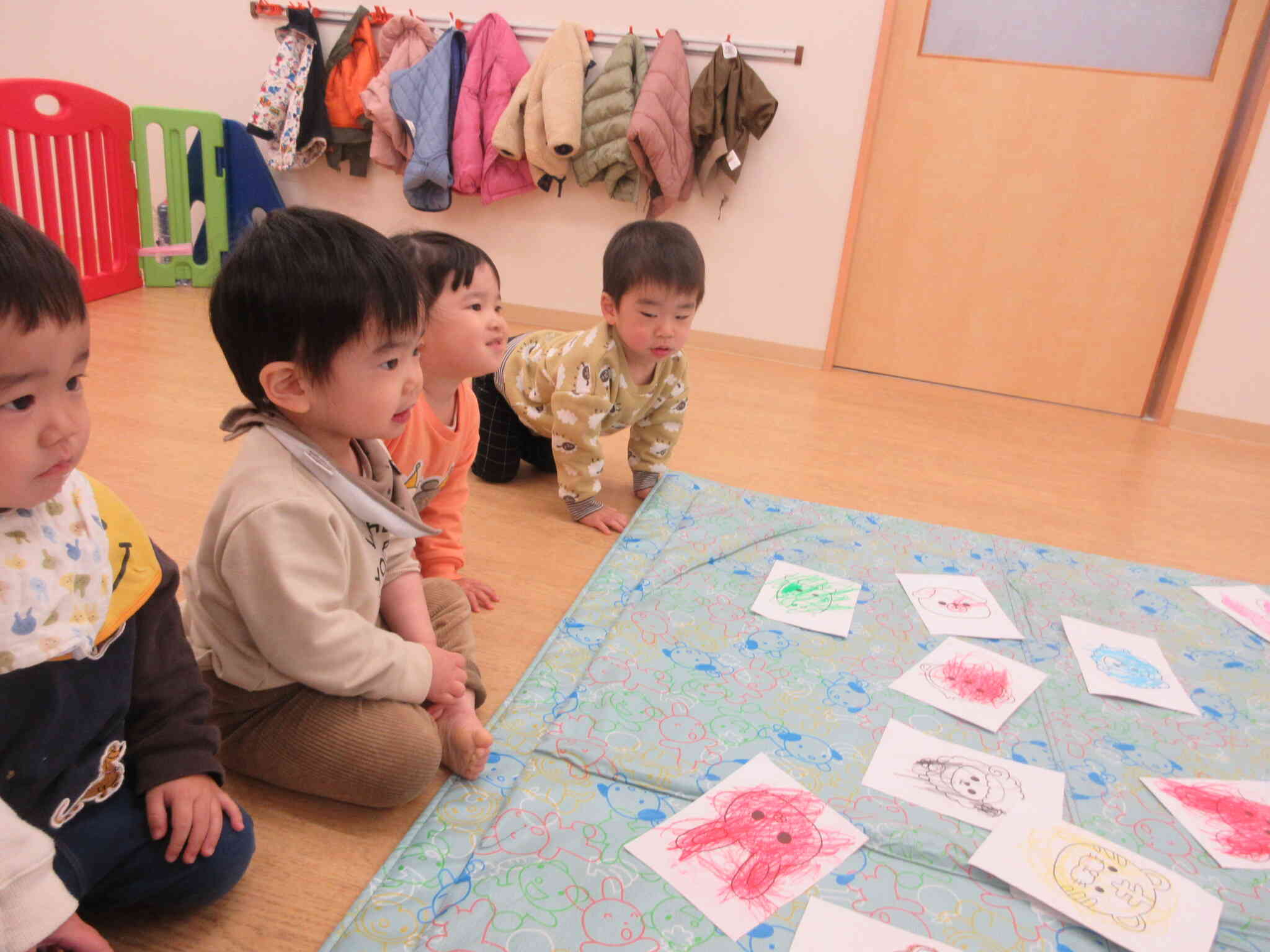 かるた遊びの様子です。真剣な表情でみんな取る気満々です☆