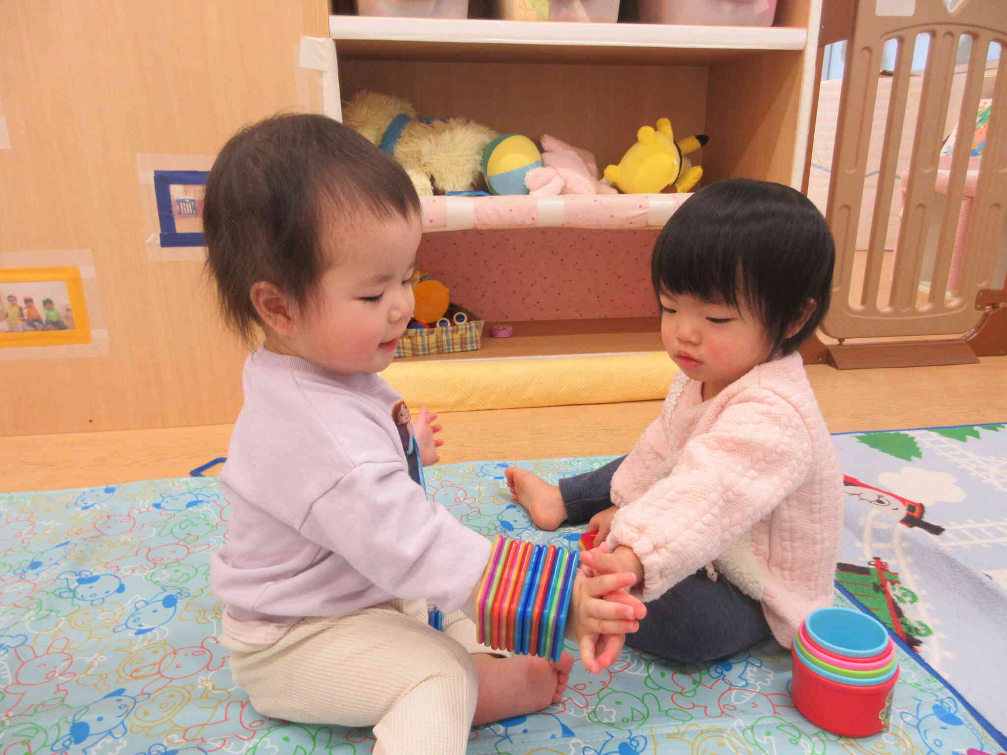 室内遊びの様子♪（０歳児　ひよこ組）