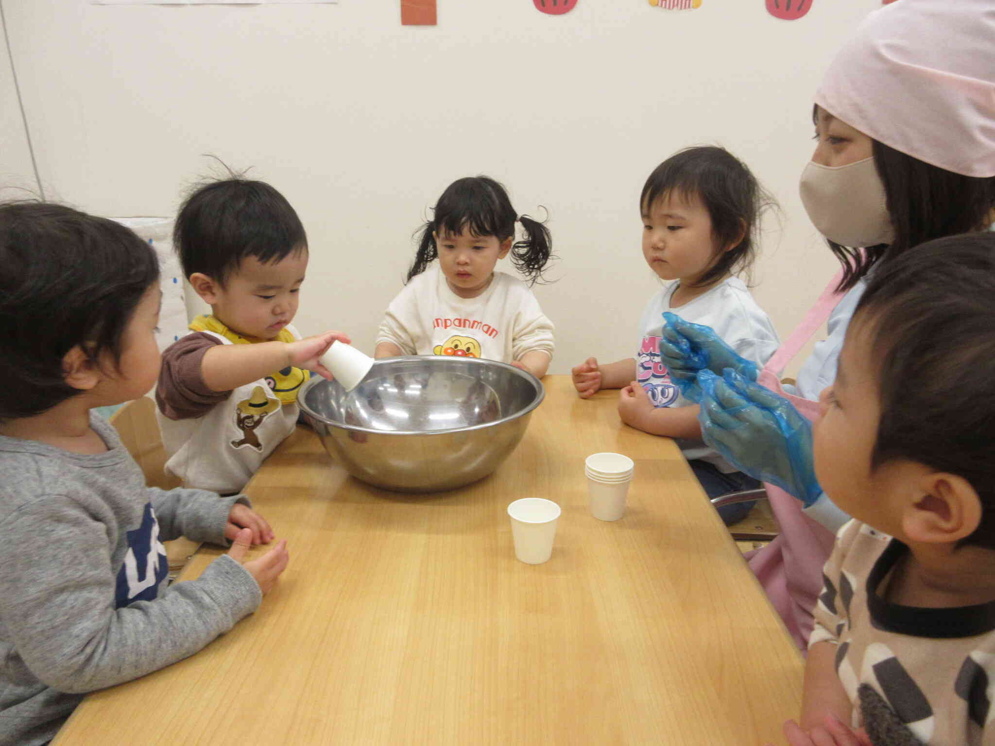 あひる組さんは子どもたちが材料を入れたよ。