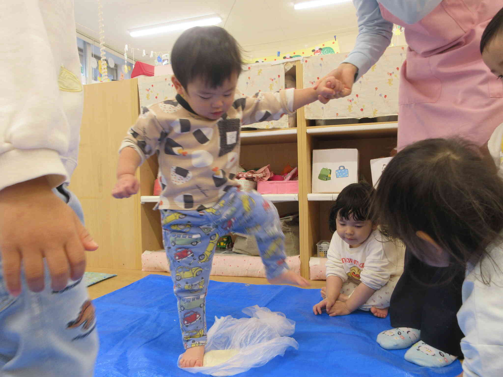 足でリズムよく踏むよ。