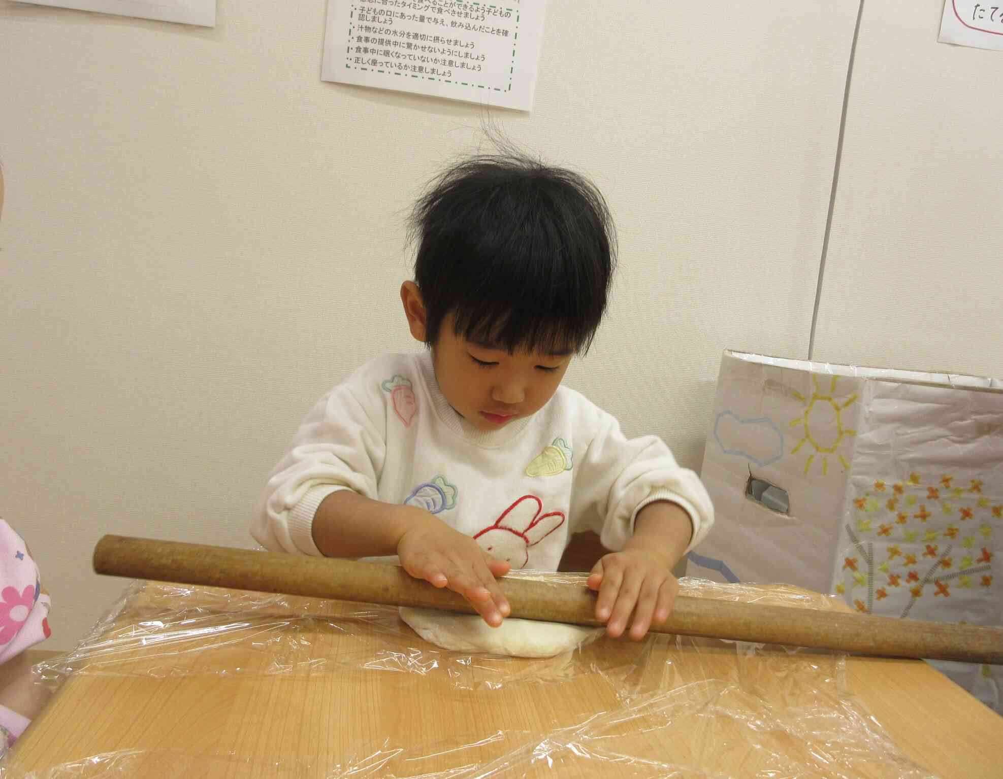 寝かせたうどんの生地を伸ばしていくよ。