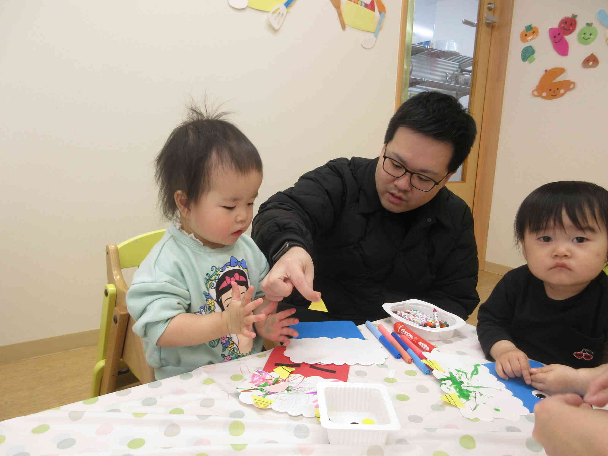 お父さんと一緒に鬼のお面づくり楽しいね♪