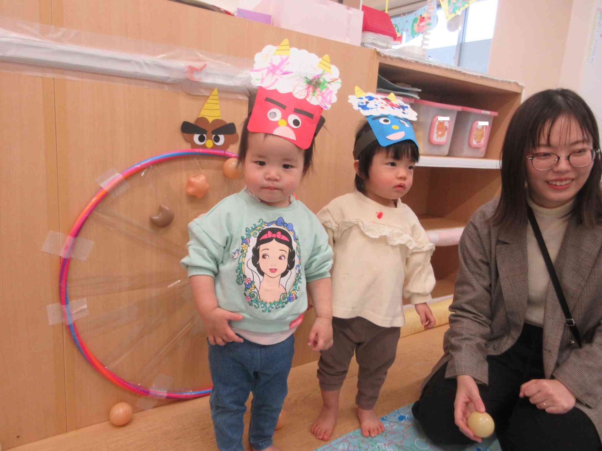 お友だちと一緒にお面を被って遊んだよ！