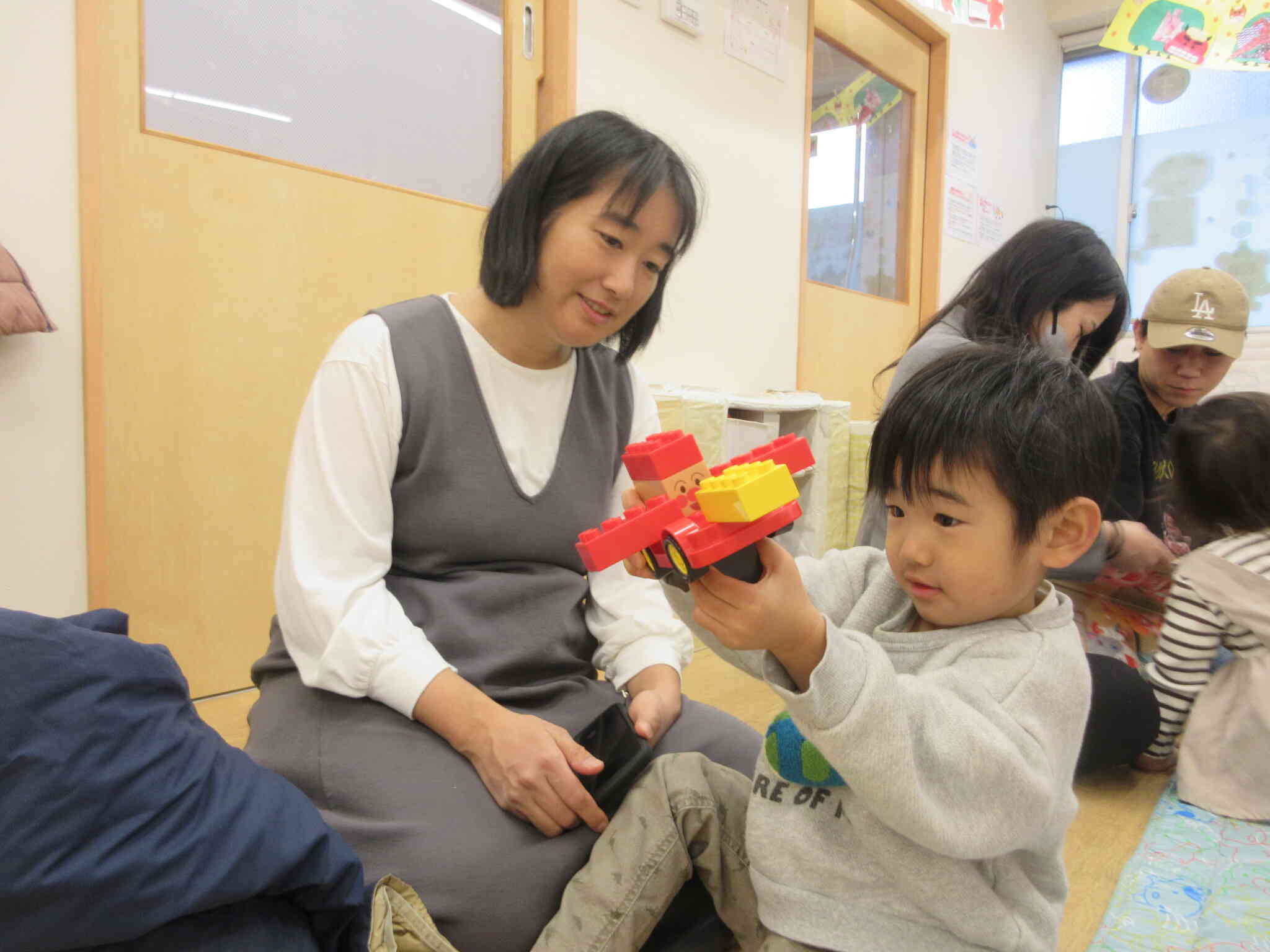 いつも遊んでいるおもちゃをママに見てもらったよ！