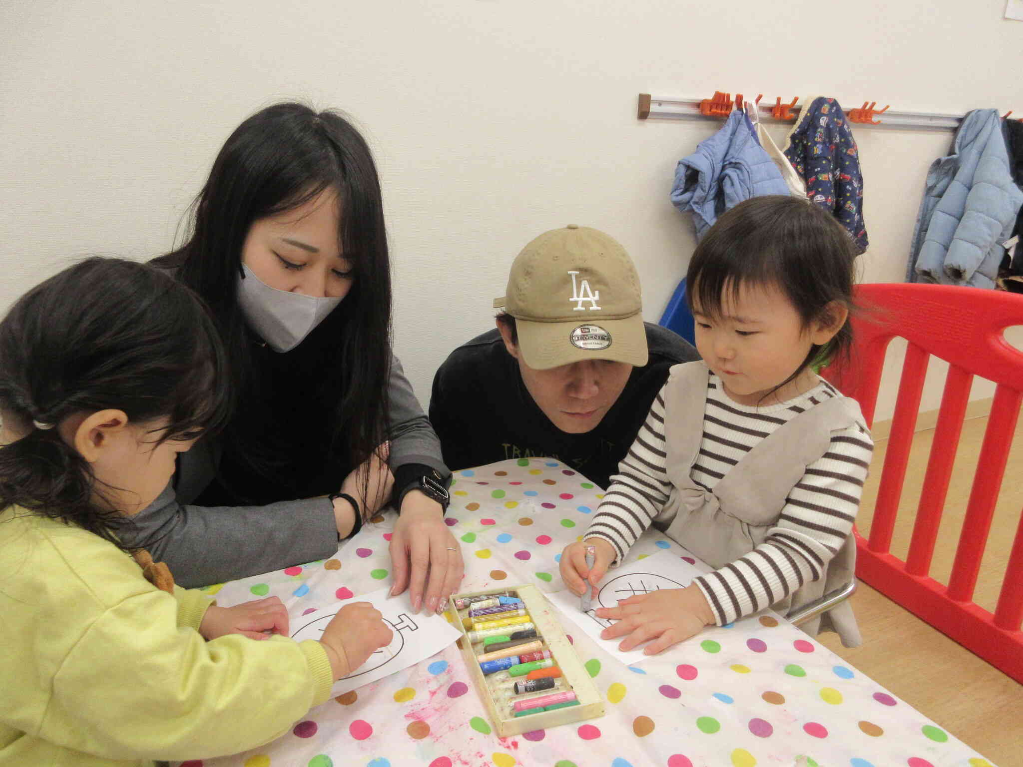 ママ、パパと一緒にお絵描き♪