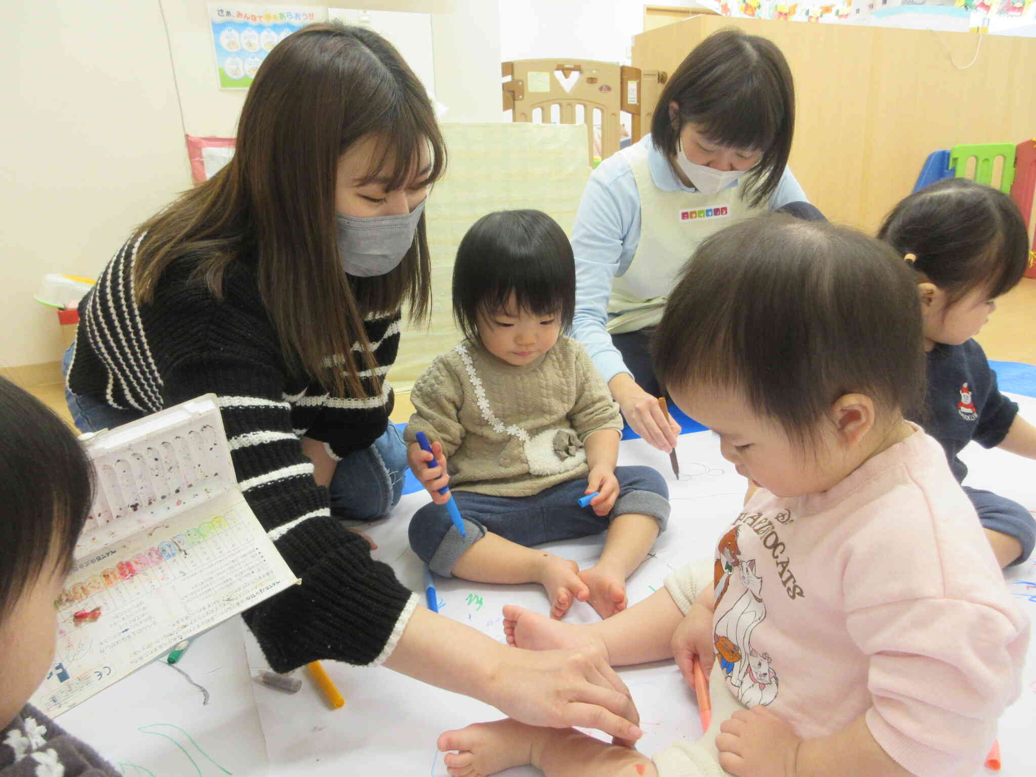 大きな紙にお絵描きをしたよ！(ひよこ組)