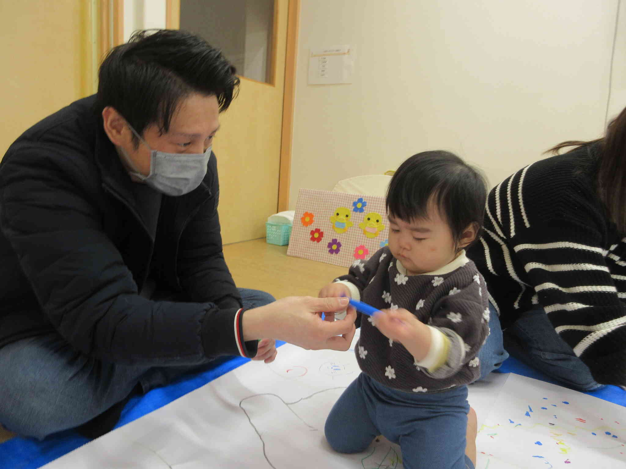 これは何色？保護者の方と一緒にペンの開け閉めを頑張っていました☆