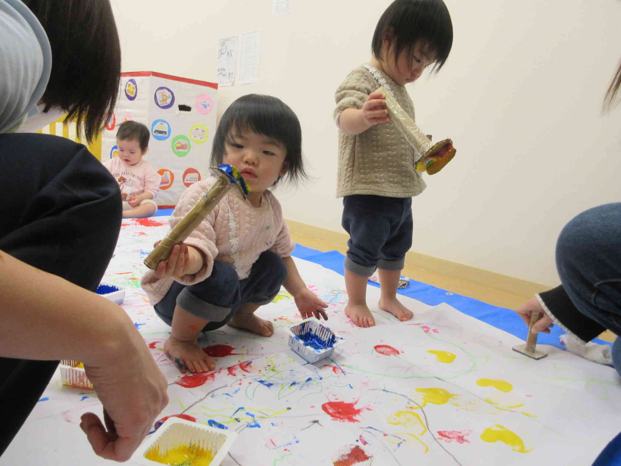 絵の具スタンプをたくさんポンポン♪どんな色や形が出来るかな？