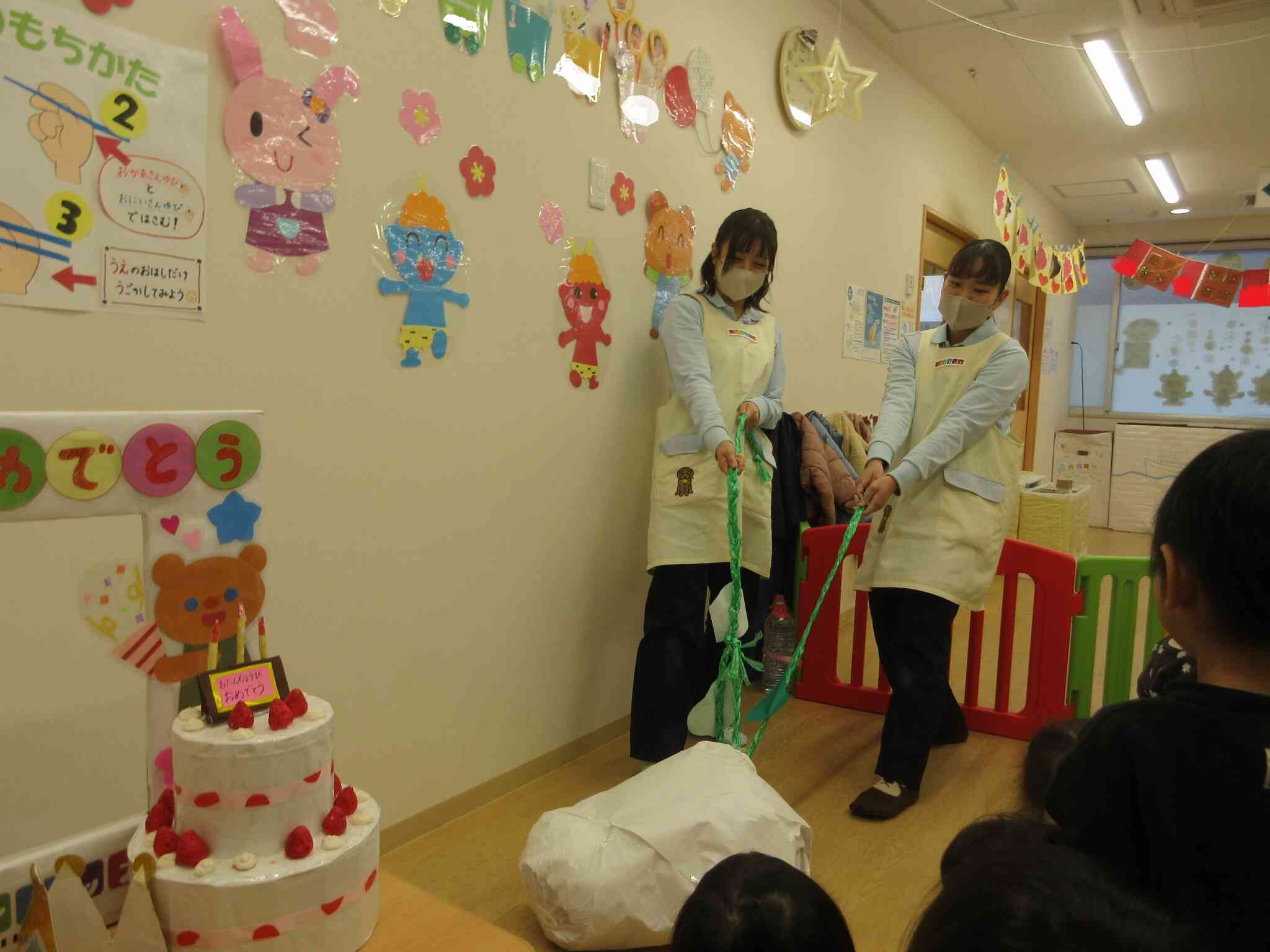 「おおきなかぶ」を抜いていると、なかなかな抜けず優しい鬼さんが一緒に抜くのを手伝ってくれました。