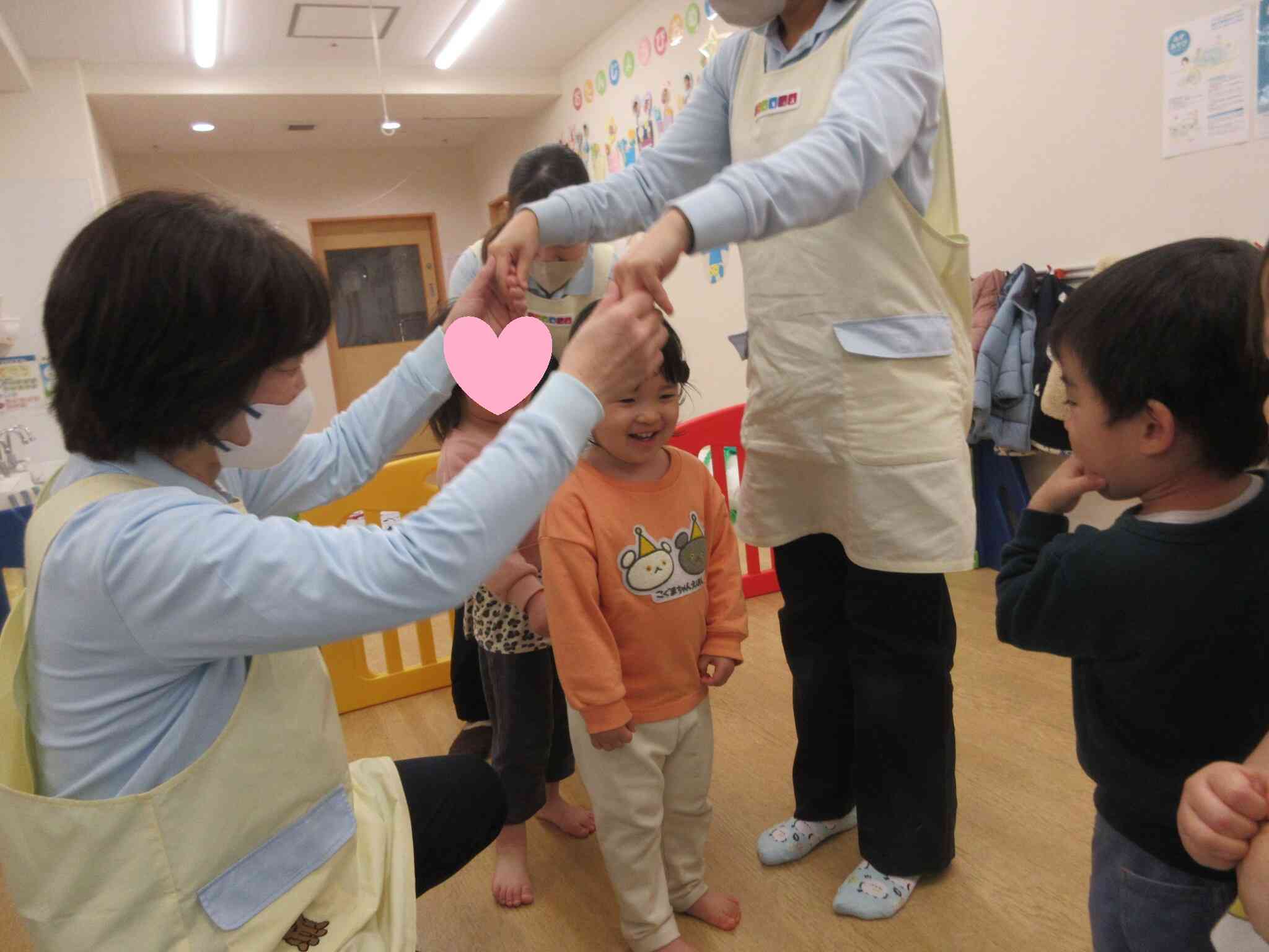 「ロンド橋」の曲に合わせて遊びました。つかまっちゃう～！！