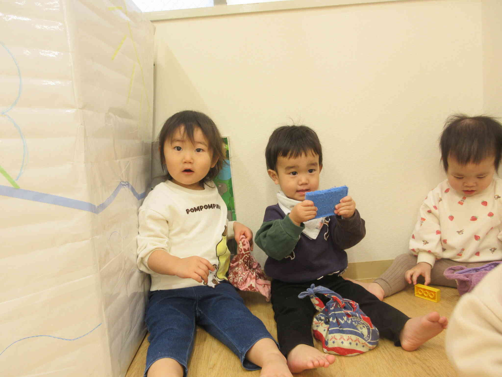 カバンを持ってお散歩ごっこしたよ！