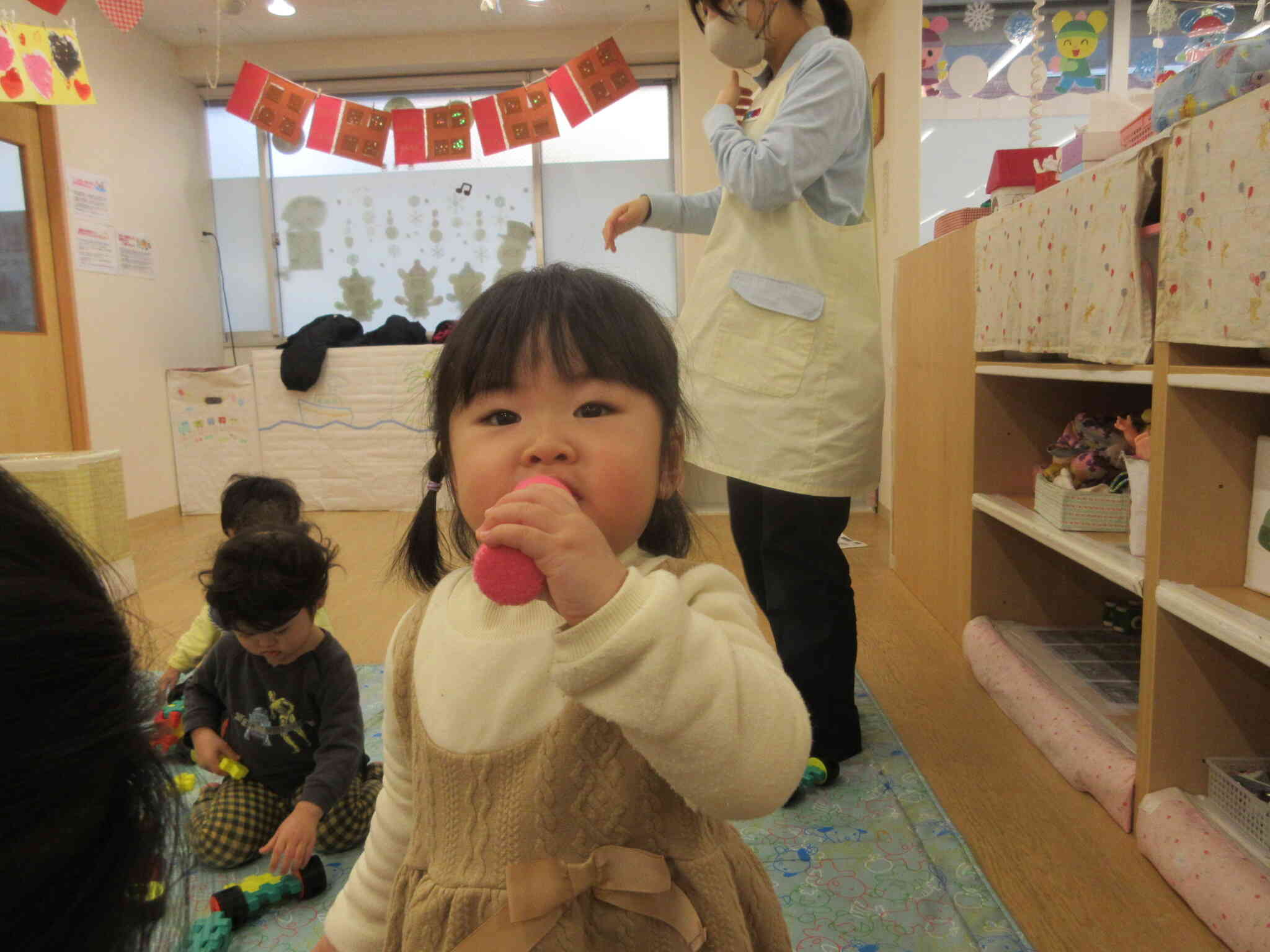 ジュースのように飲む真似っこをしている子もいます♪