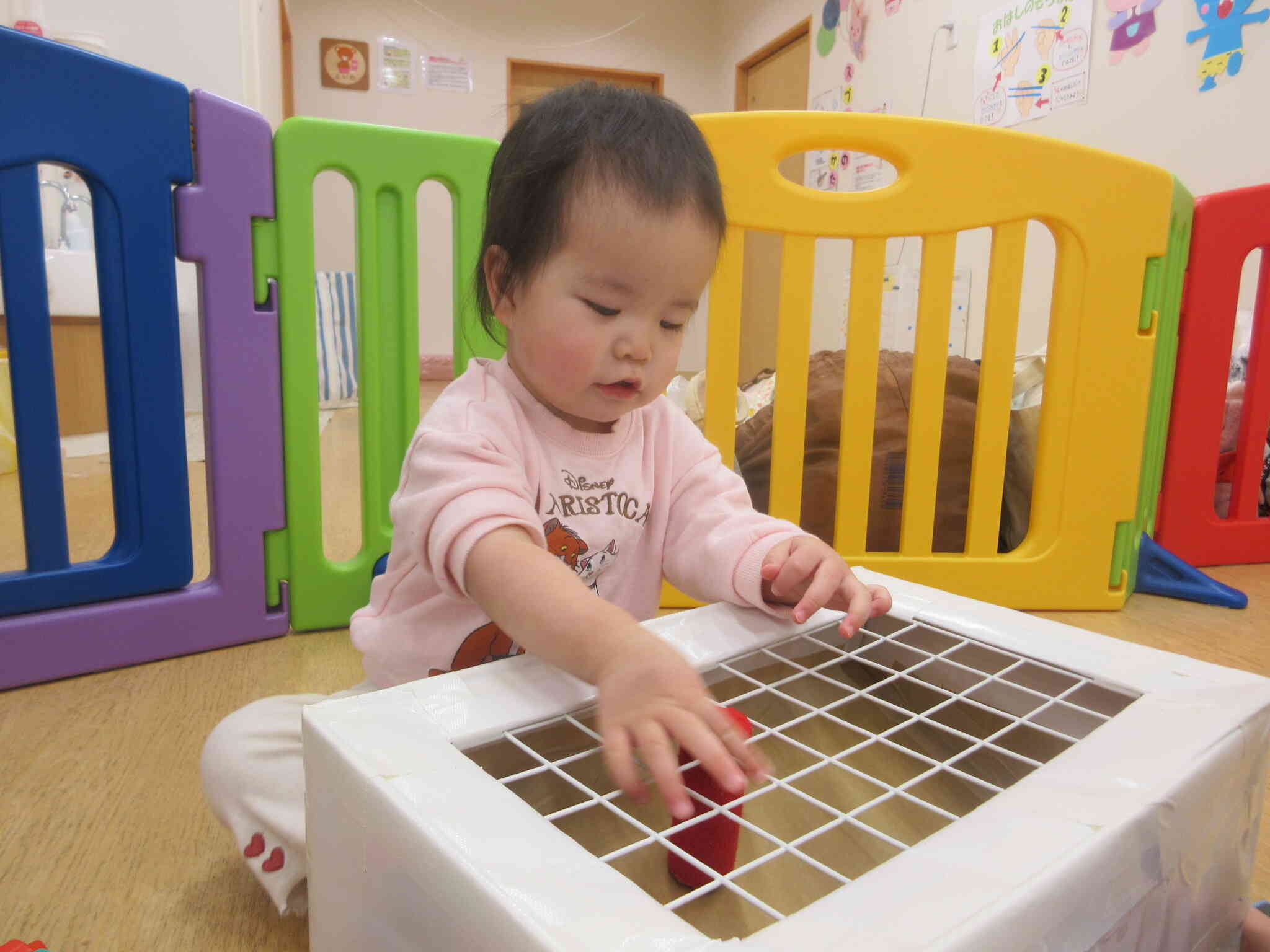 手先を使って遊んでいます！（0歳児　ひよこ組）