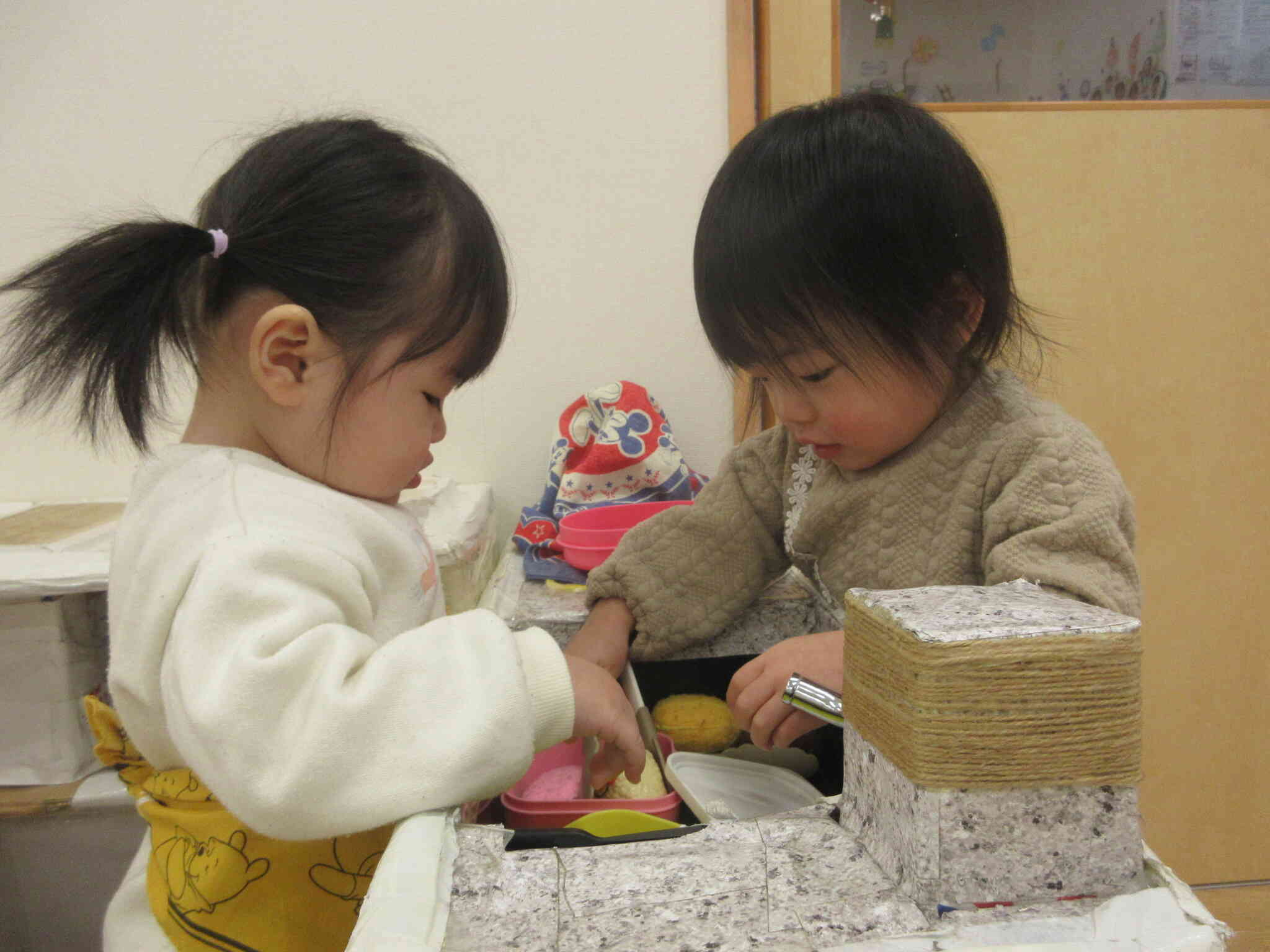 お友だちとおままごと遊び楽しいね♪