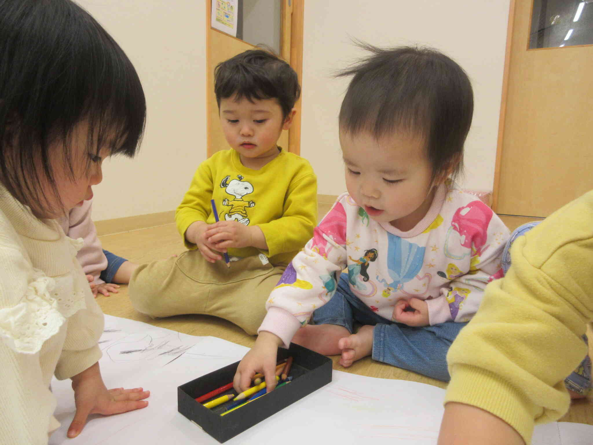 「どの色にしようかな?」お友だちと譲り合って色鉛筆を使っていましたよ☆