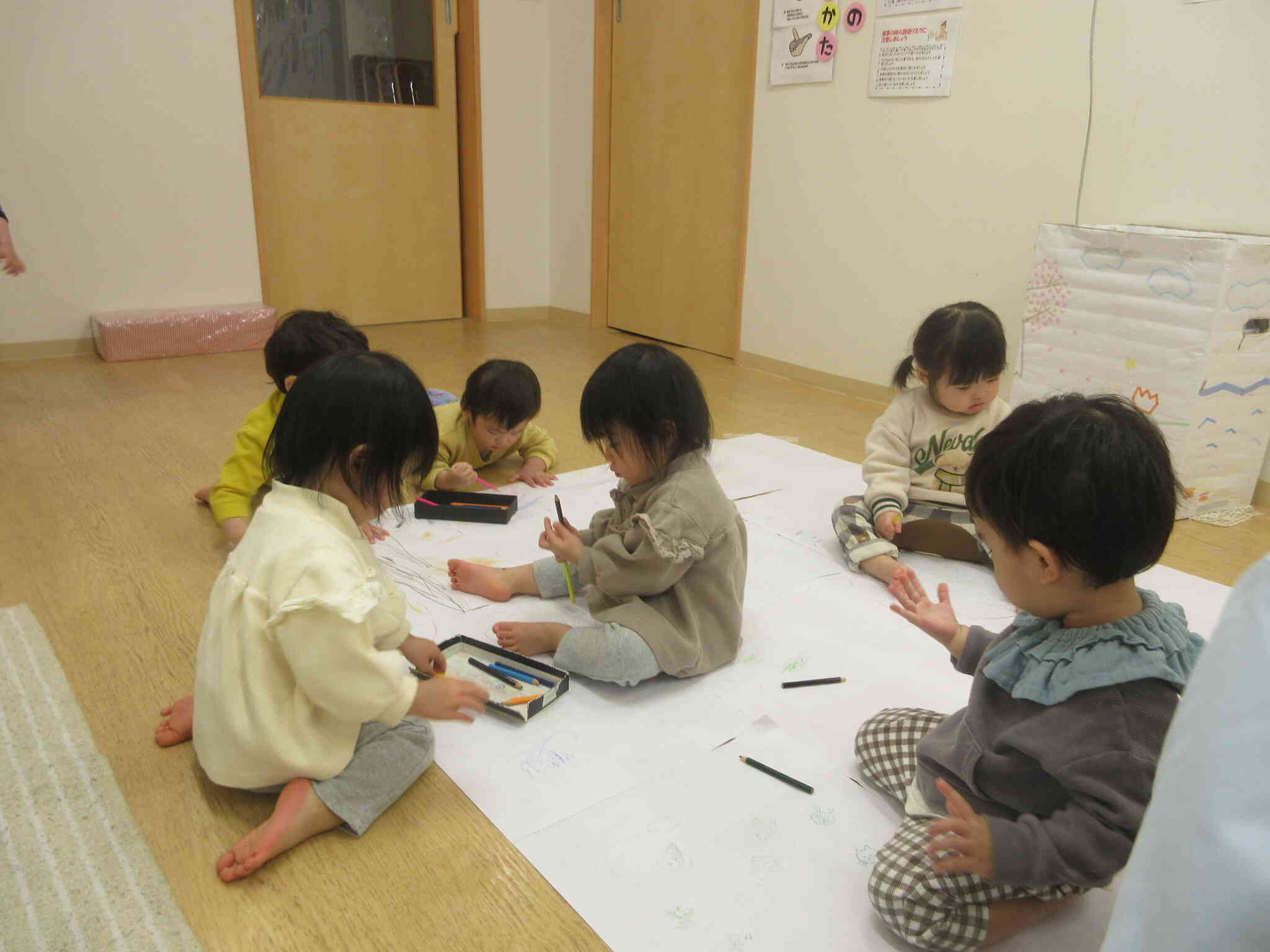 大きい紙にお絵描きをしたよ♪（０歳児ひよこ組、１歳児あひる組）