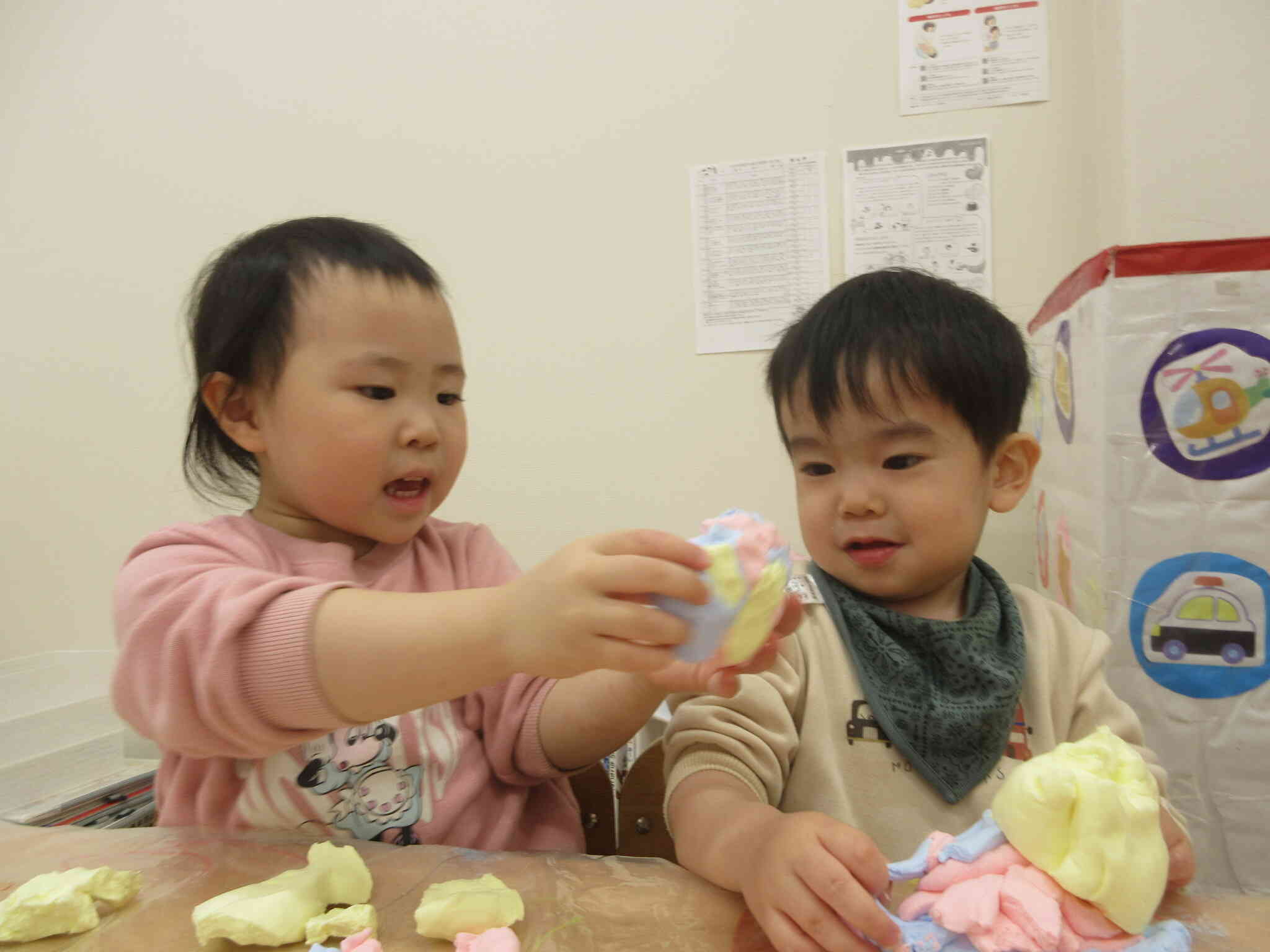 マシュマロスライムで遊んだよ！（2歳児　うさぎ組）
