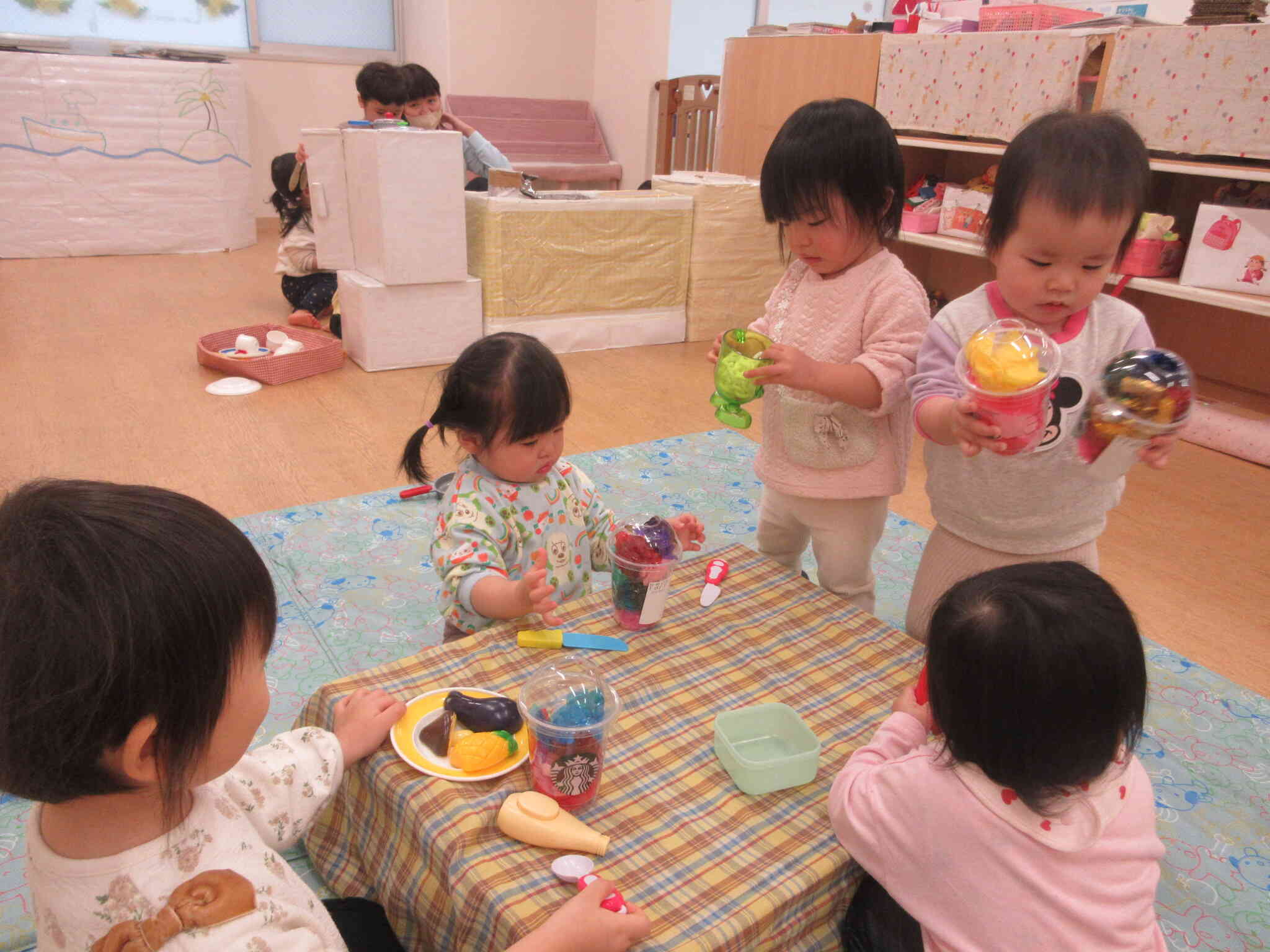 出来たお料理を楽しそうに見せ合っていました♪