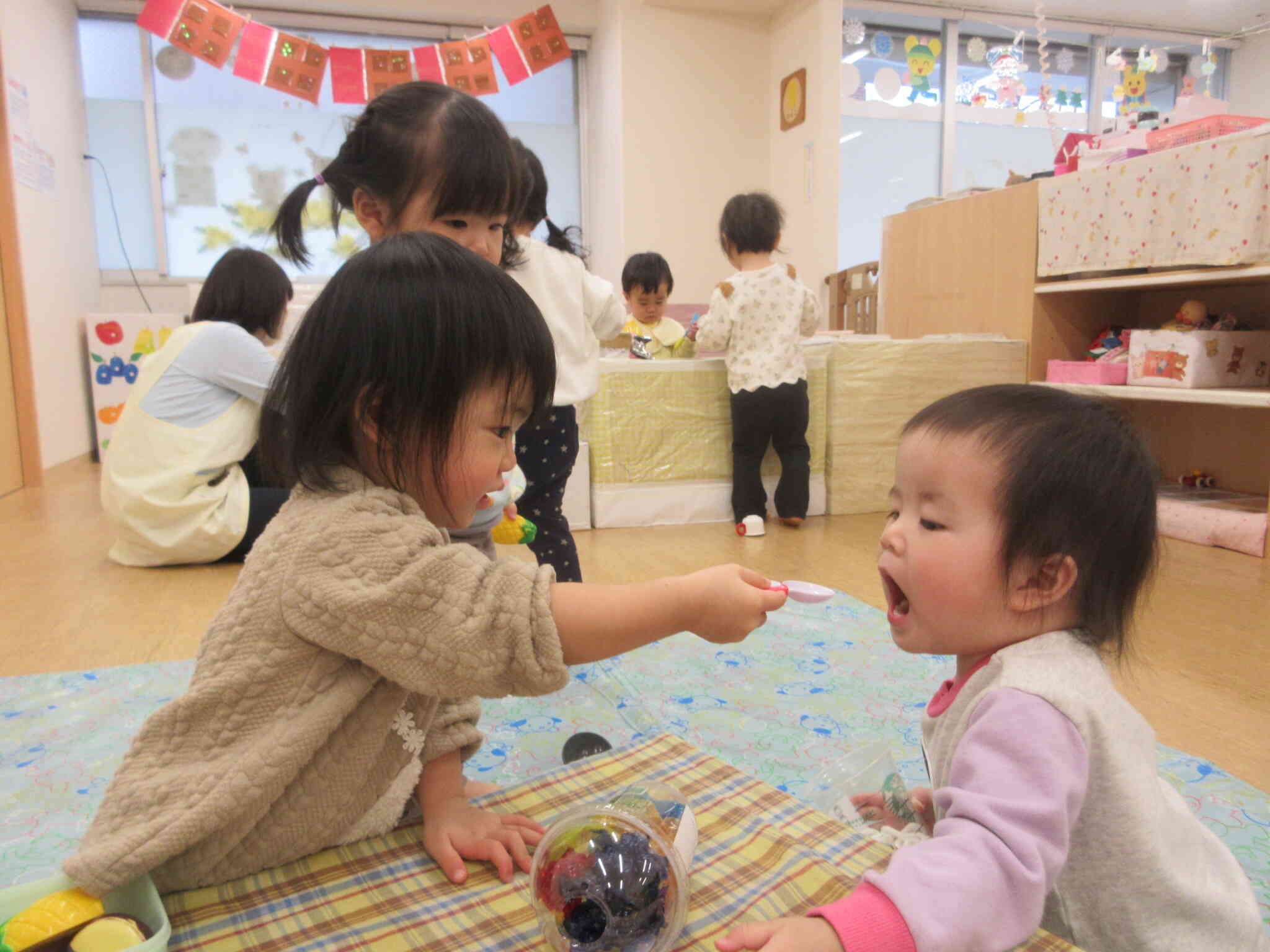 お友だちに「はい、どうぞ！」