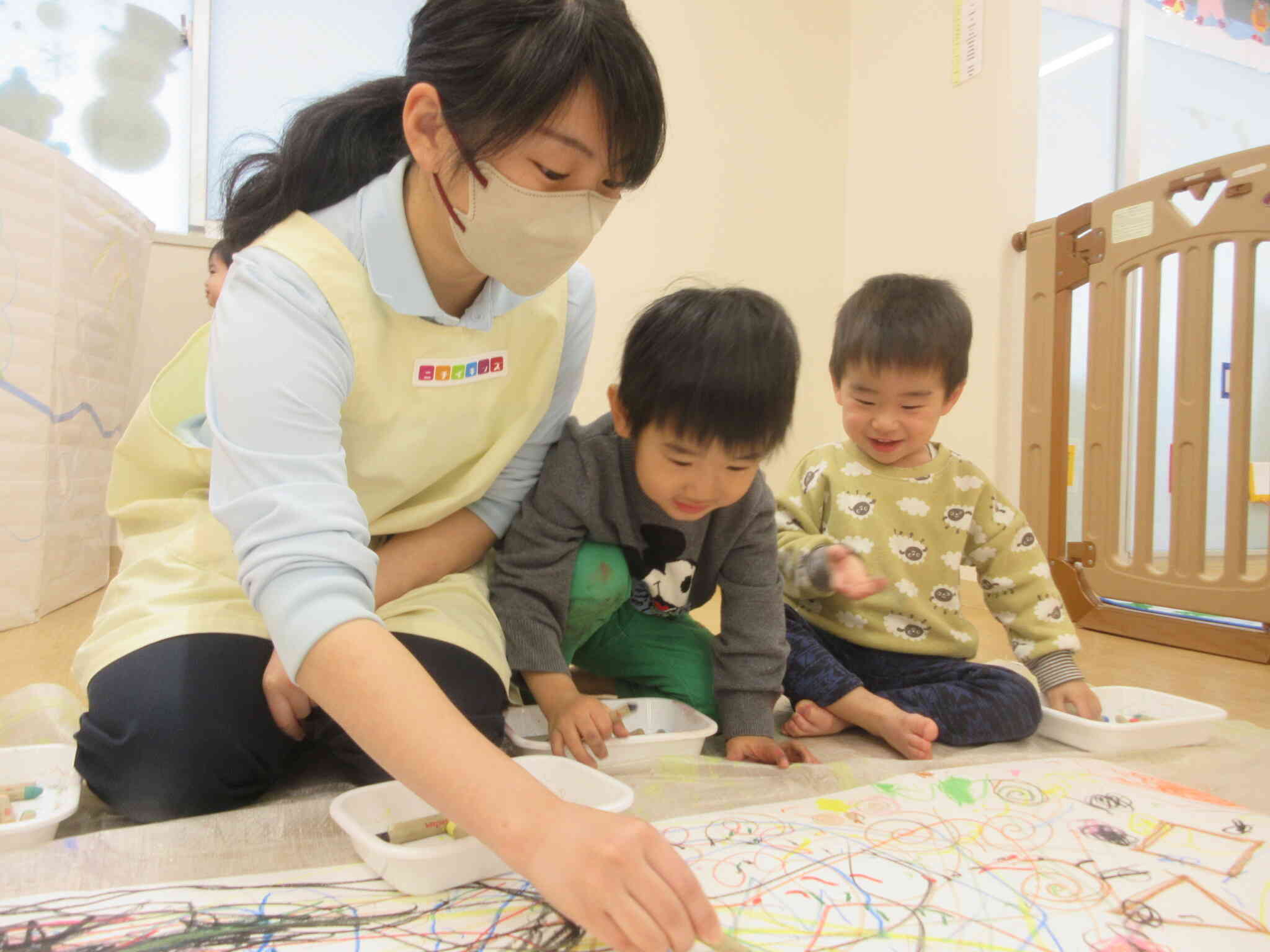 音に合わせてお絵描きをしよう！（芸術士活動　1歳児　あひる組、2歳児　うさぎ組）