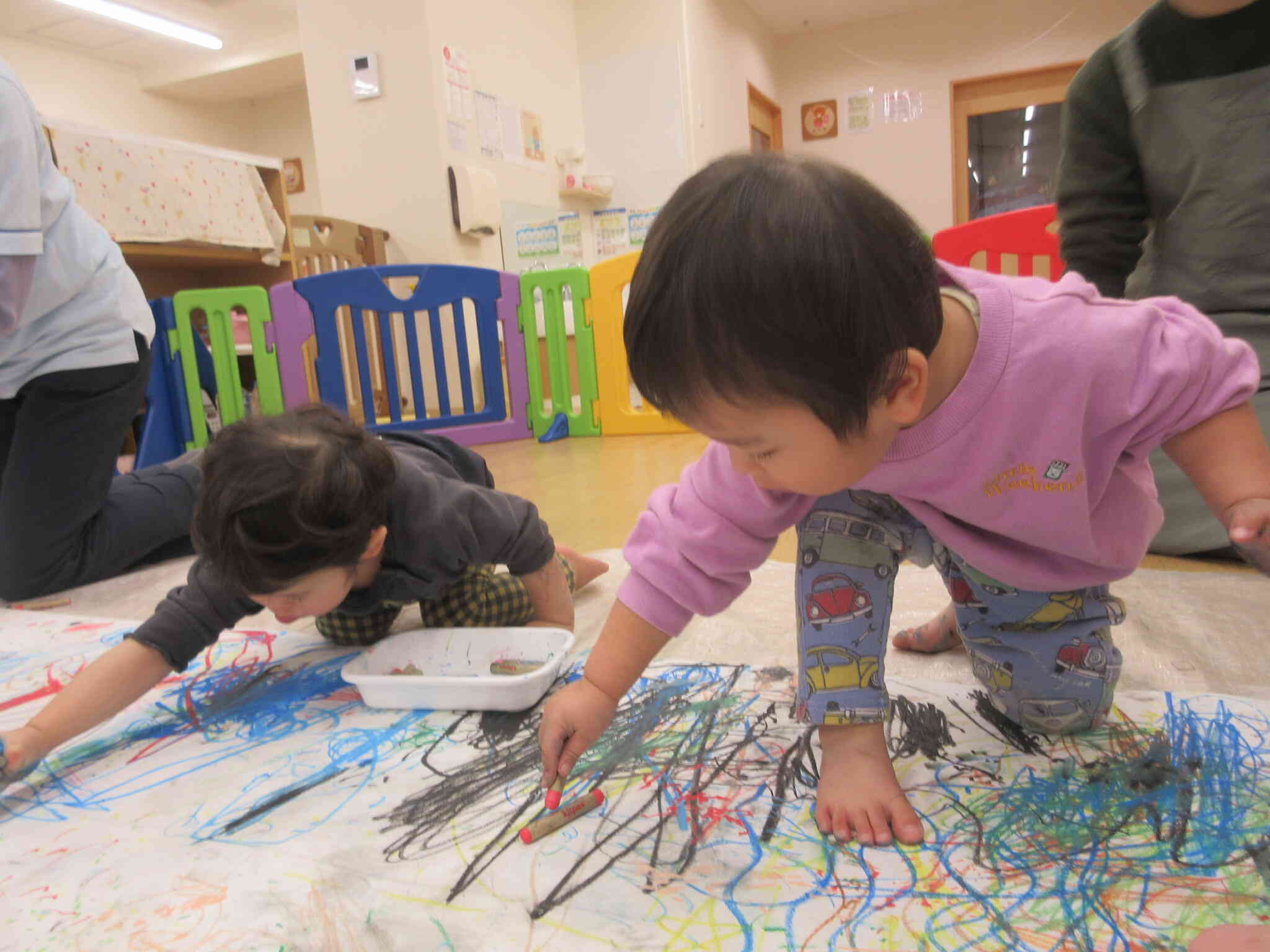 手足にクレヨンがついても気にせずたくさん描くよ♪