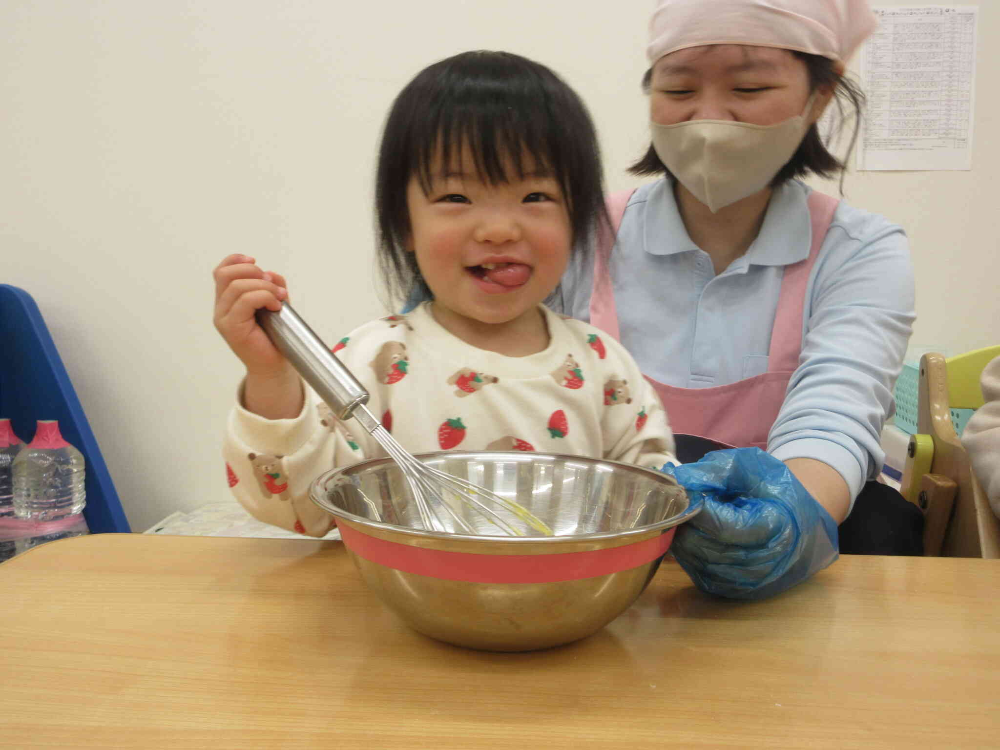 材料を入れたら混ぜるよ♪