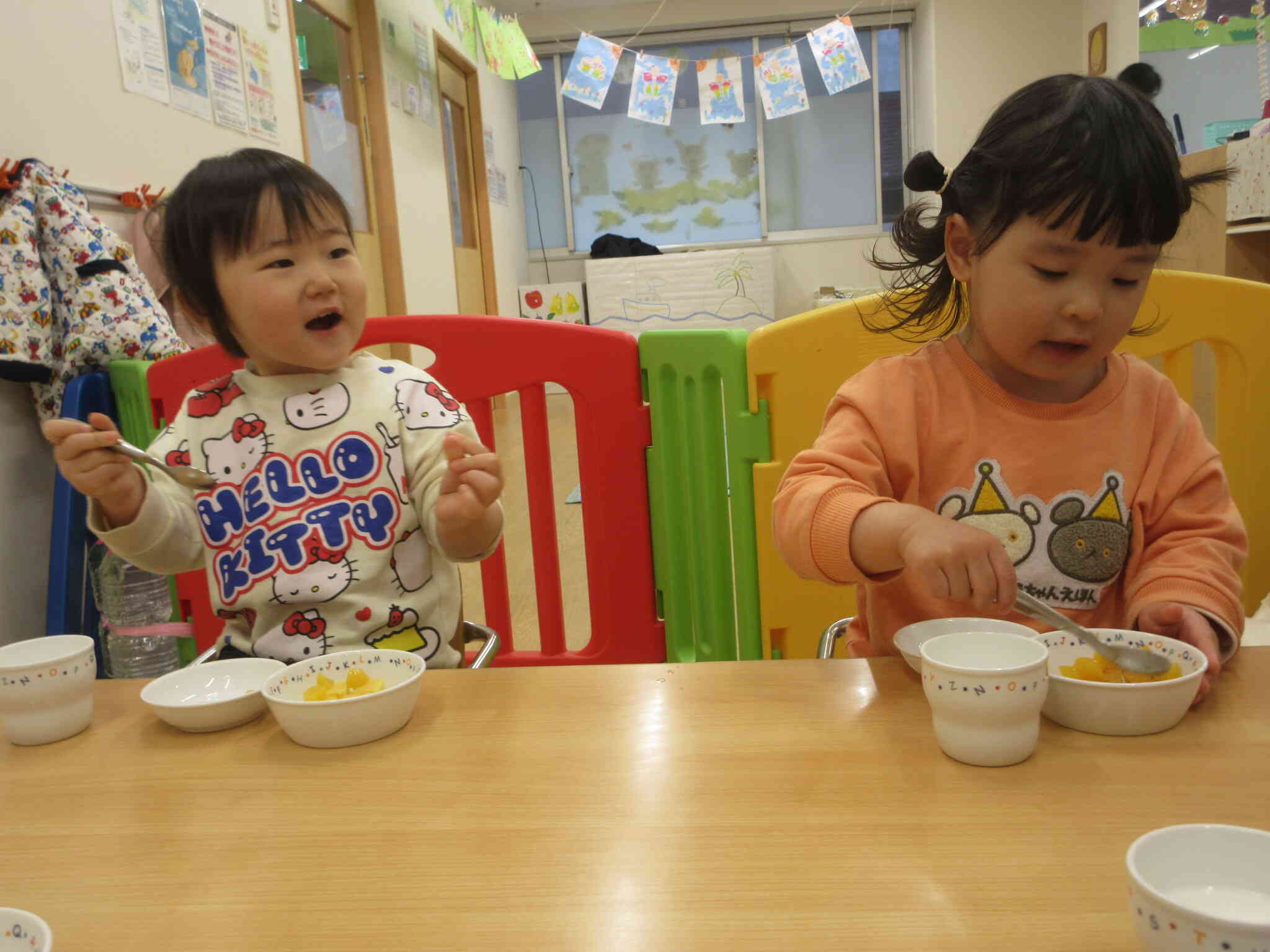 仕上げにもものケーキの上にも、ももを飾って完成です！美味しかったね♪