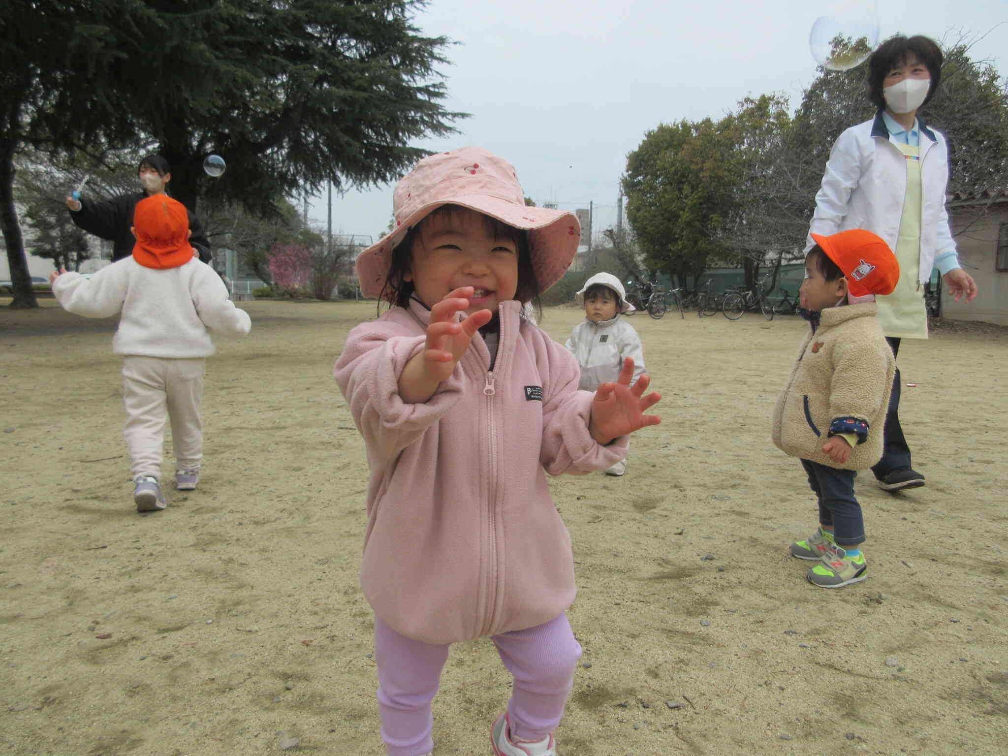 最近の遊びの様子(0歳児　ひよこ組)