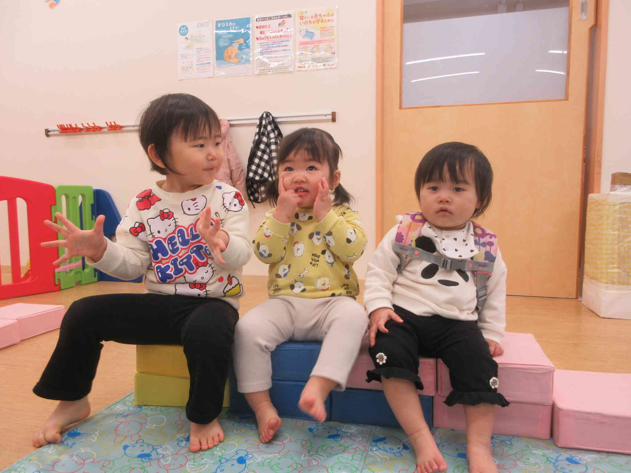 お部屋で箱積み木で遊んだよ♪