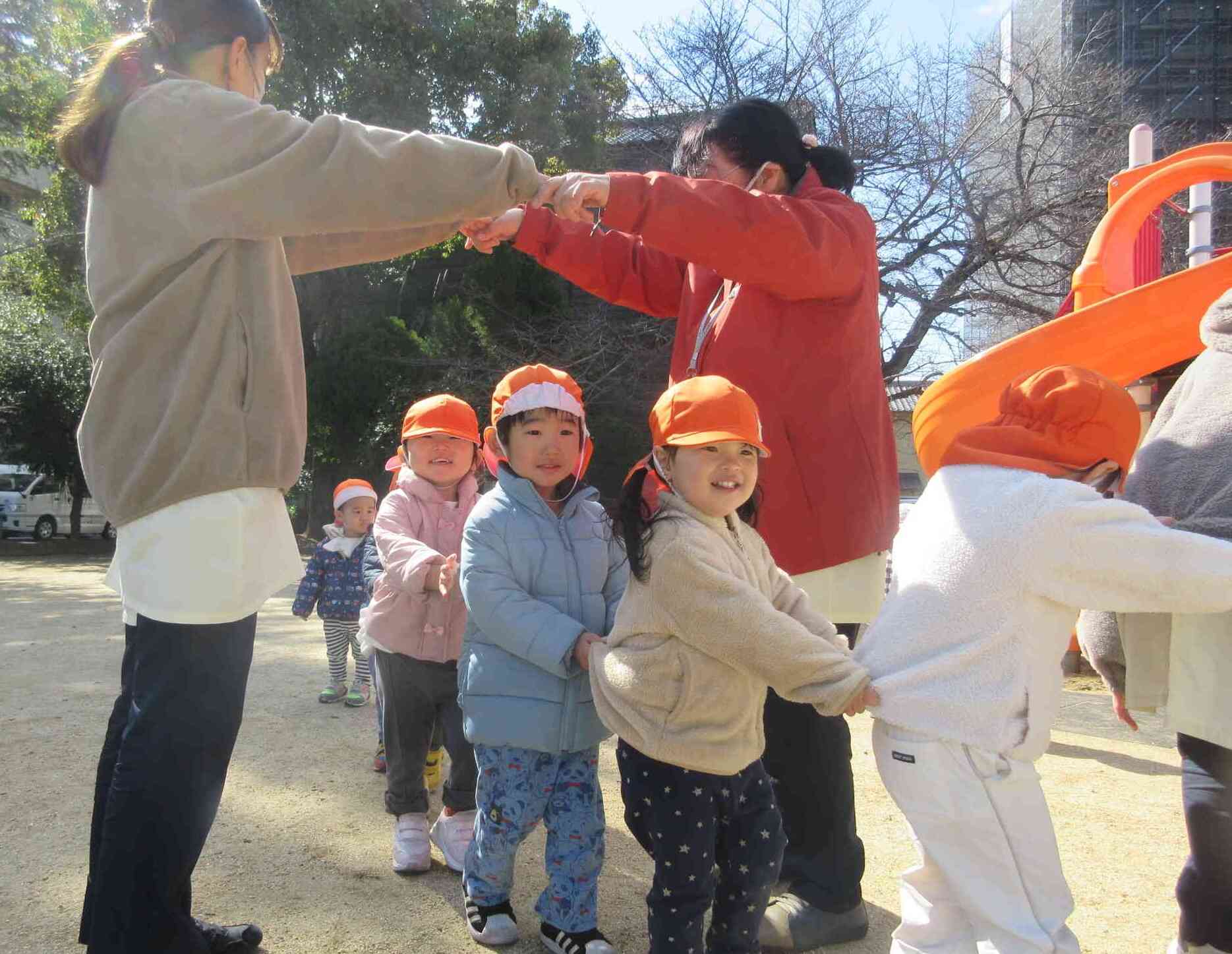 「ロンドン橋落ちた」のふれあい遊びです。みんなで上手につながって楽しそう・・・。