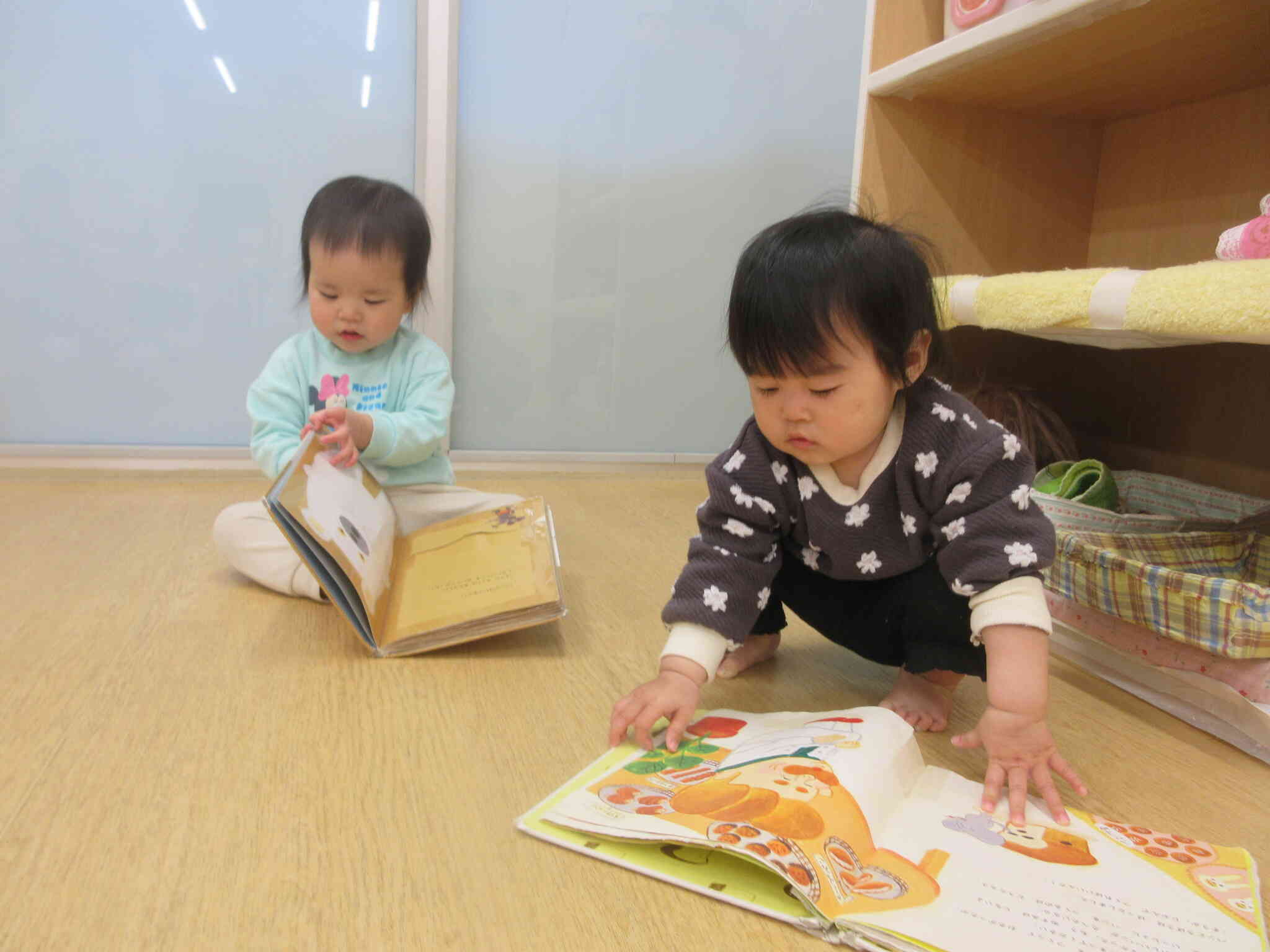 自由遊びの様子♪（0歳児　ひよこ組）