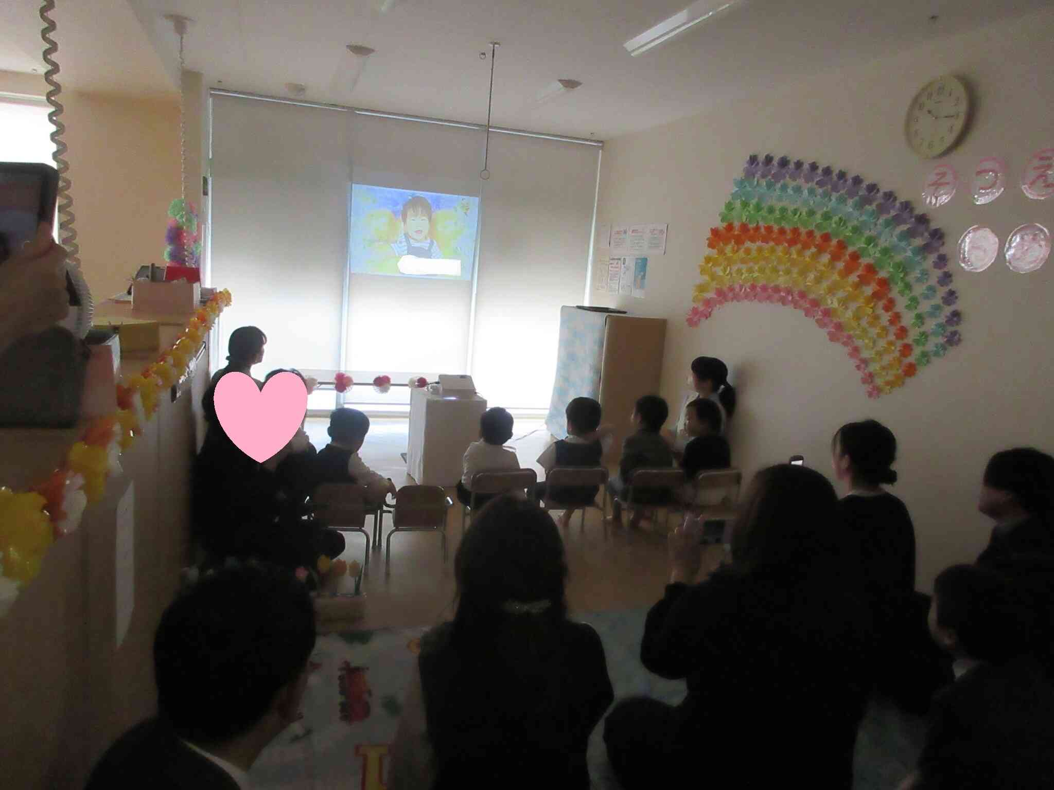 子どもたちの入園してからの姿を振り返りながら「おもいで」を見ました。涙、涙です。