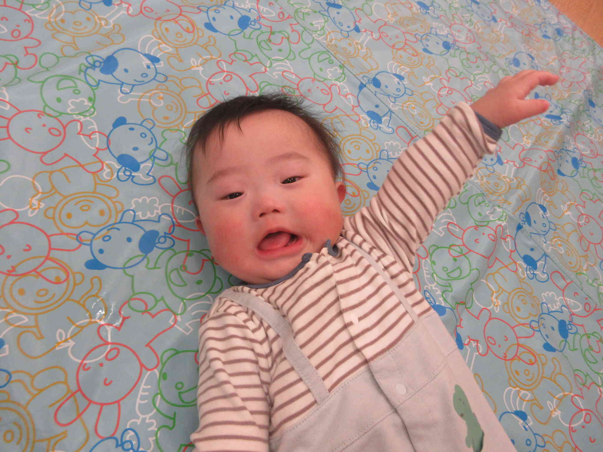 保育者の「いないいないばあっ！」でニコニコ笑顔のお友だち♡