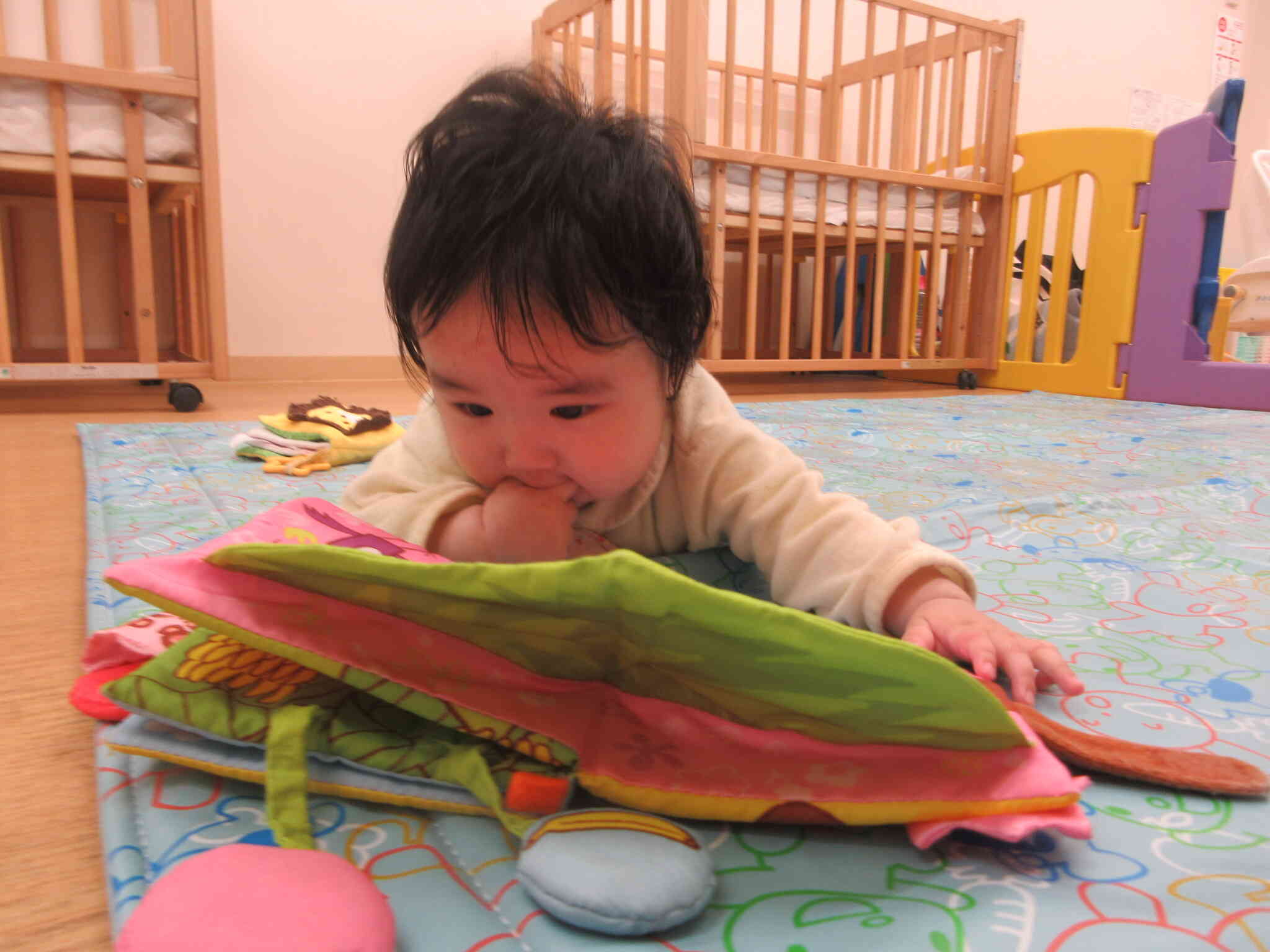 ソフト絵本のおもちゃに興味津々のお友だち♪