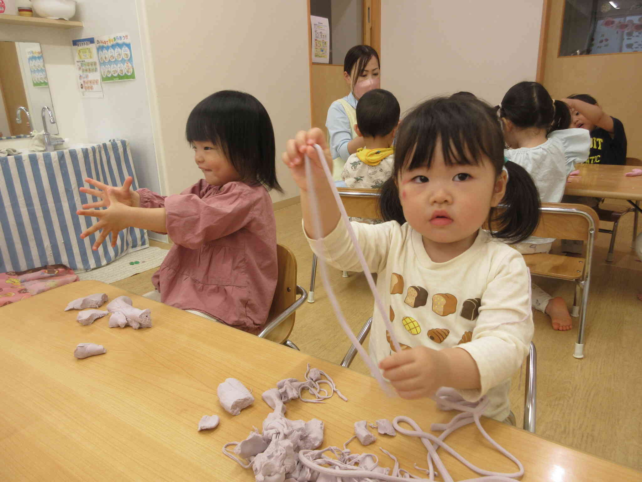 粘土遊びをしたよ♪（1歳児　あひる組、2歳児　うさぎ組）