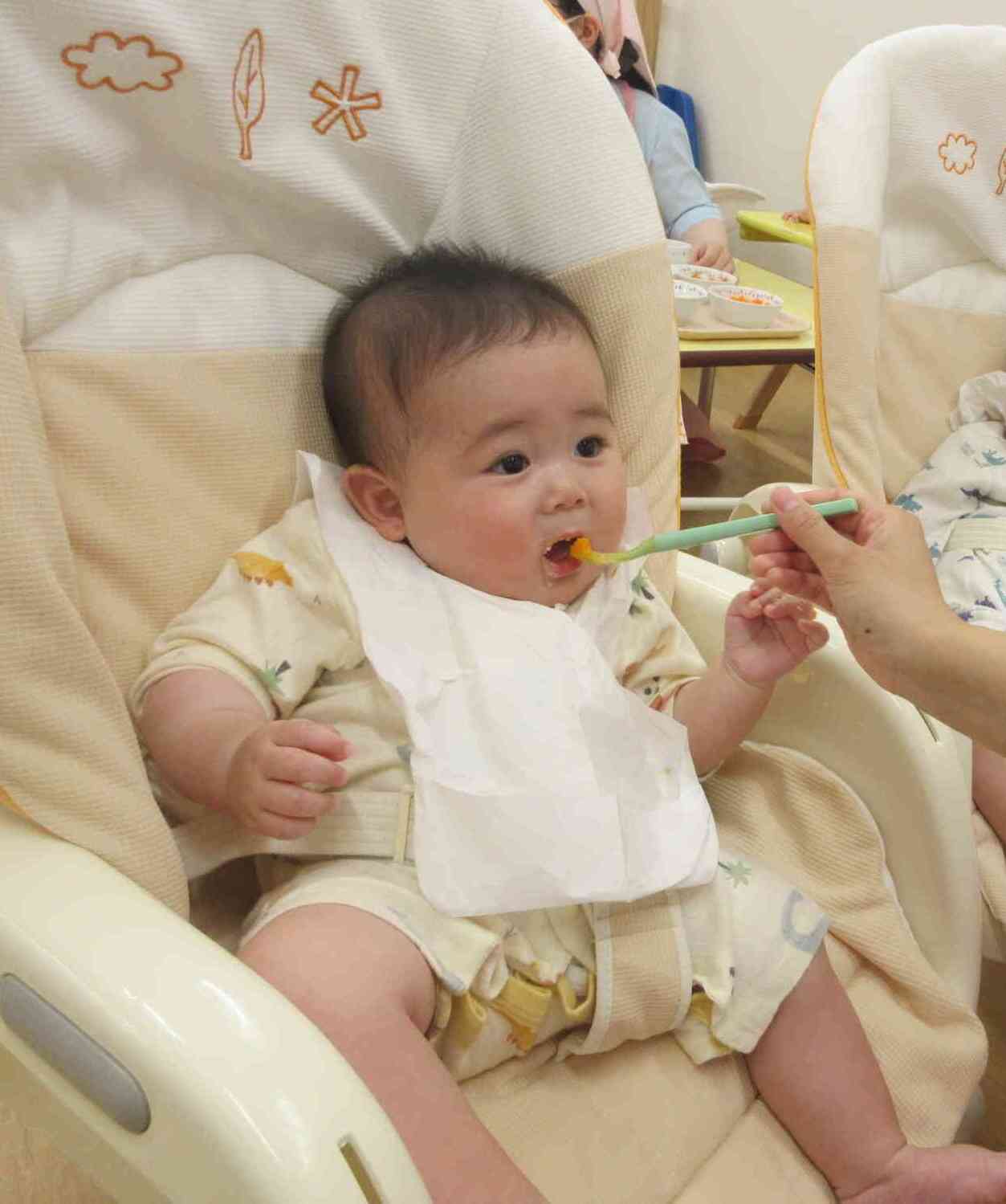 ひよこ組さんの食事の様子♪(0歳児 ひよこ組)