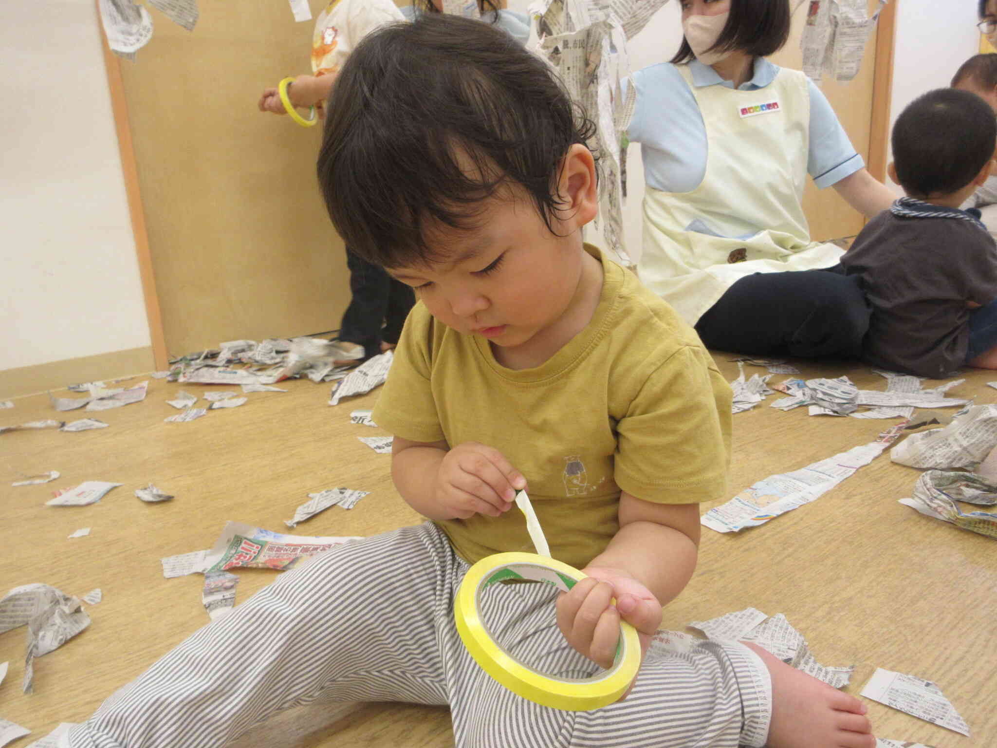 テープにも興味津々