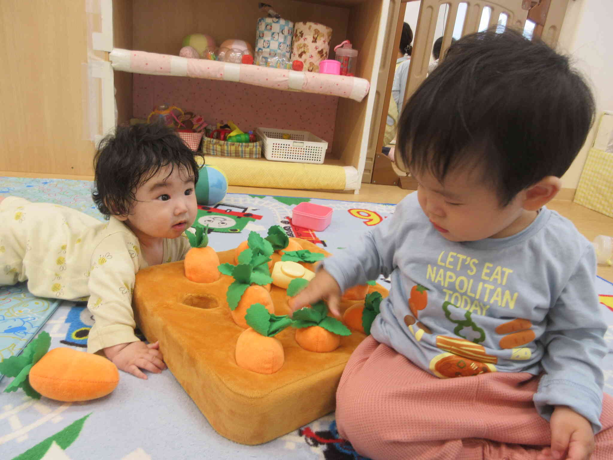 自由遊びの様子♪（０歳児　ひよこ組）