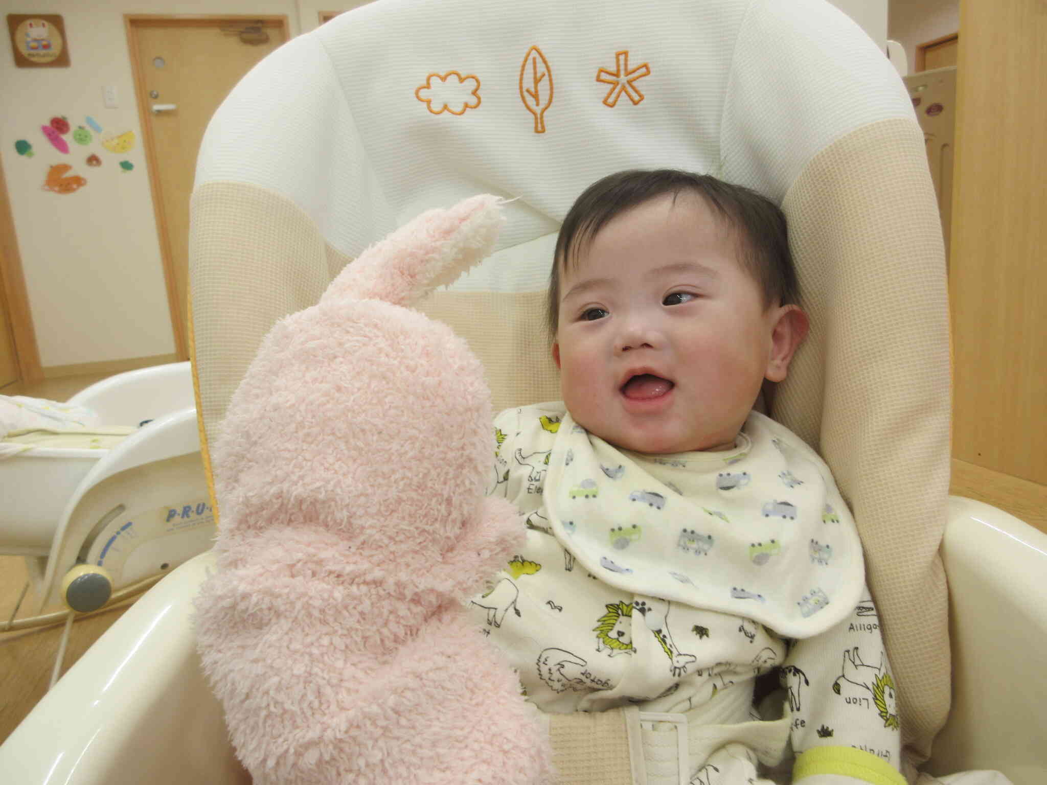 パペット人形に興味津々です！