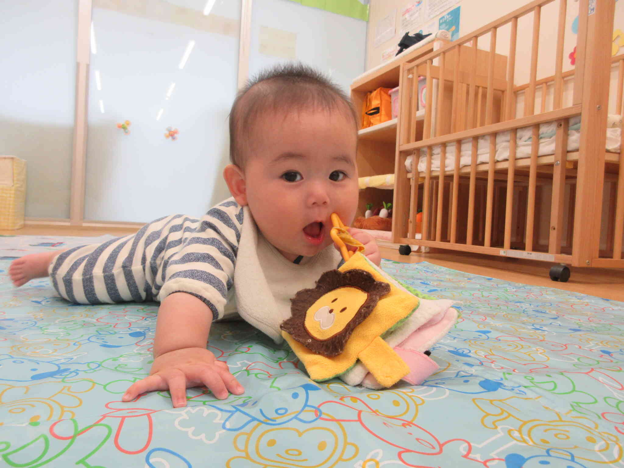 保育者がカメラを向けると、「ぼくを撮ってる？」とカメラ目線のお友だち！