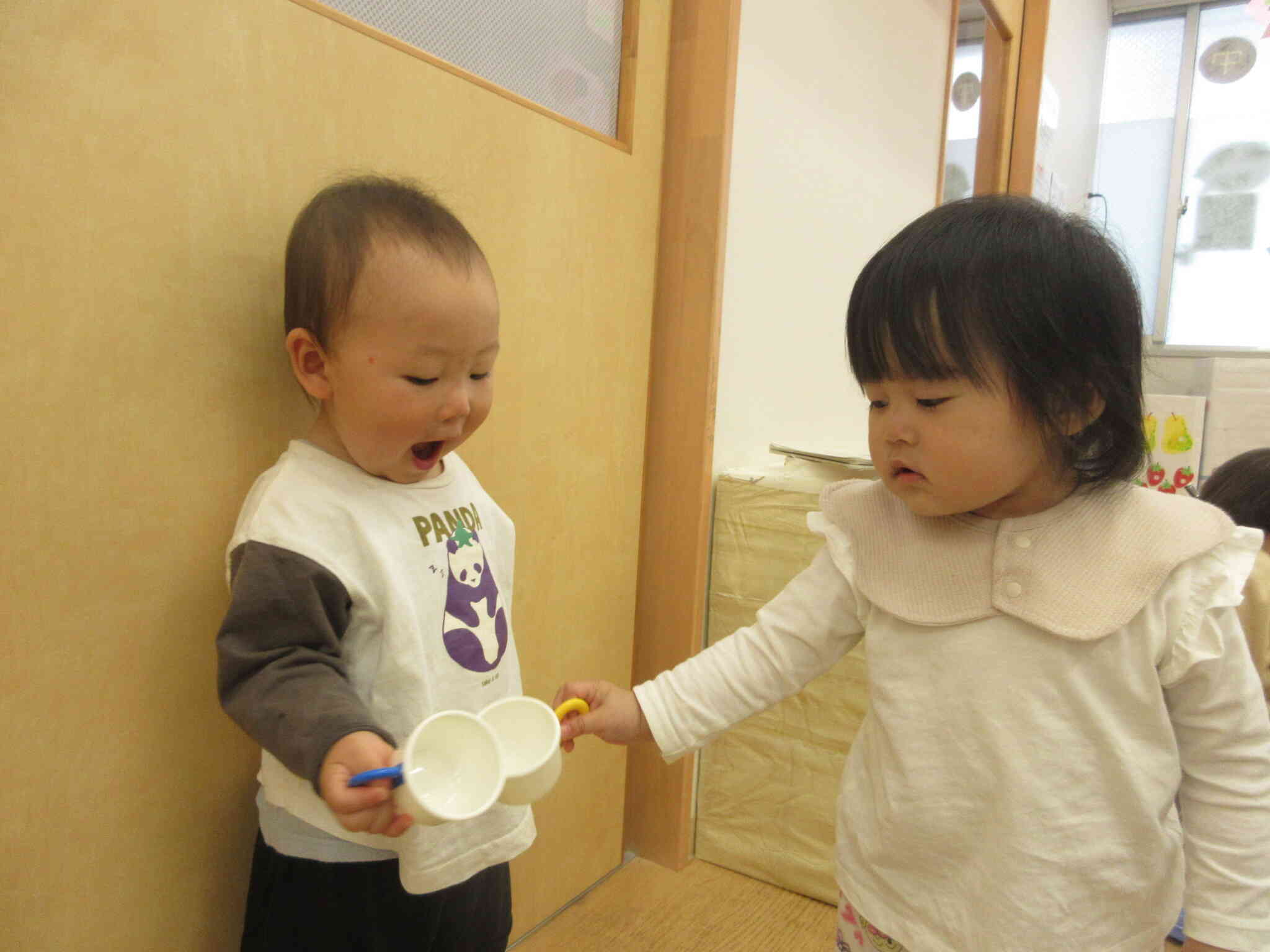 1歳児のお友だち同士で「かんぱ～い♪」とごっこ遊びを楽しんでいます。