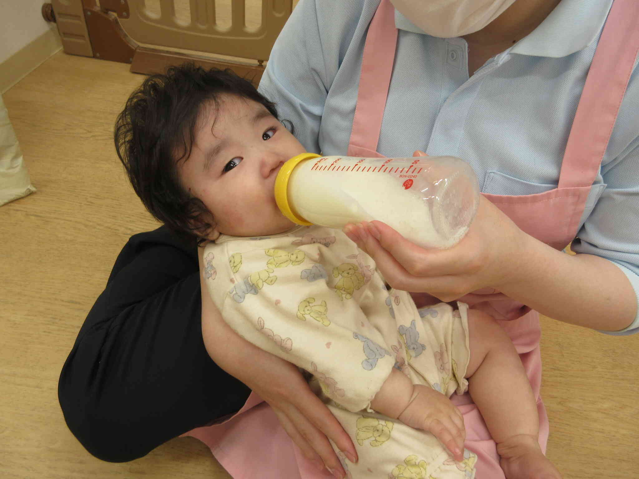 ミルク美味しいね！ミルクが来ると「きたきた♪」と両手を伸ばしていました！