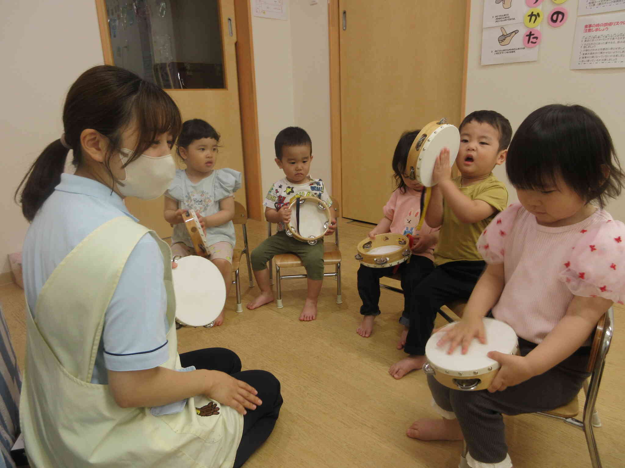 楽器遊びをしたよ♪（1歳児　あひる組・2歳児　うさぎ組）