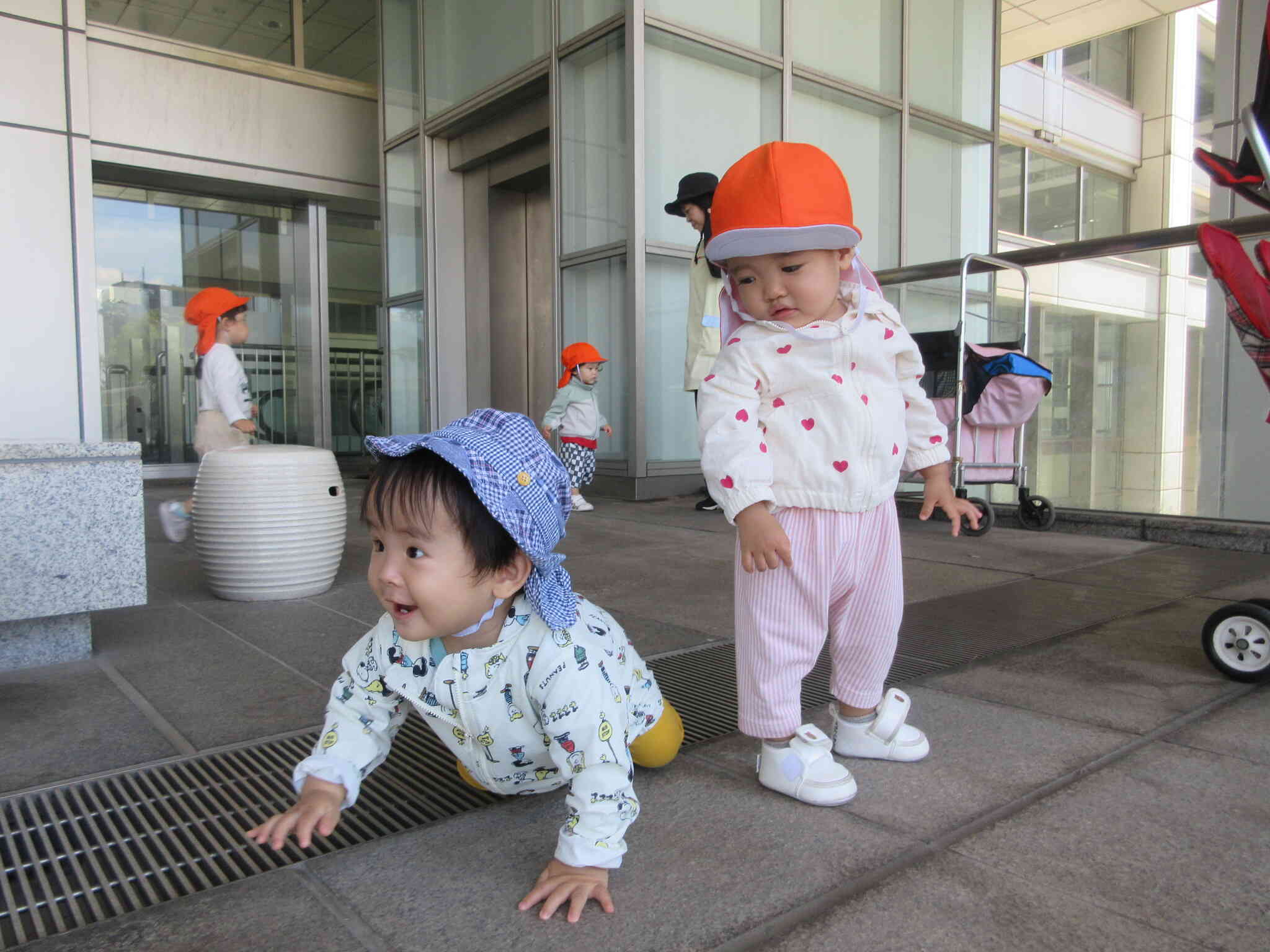 広場で遊ぶの楽しいね♪