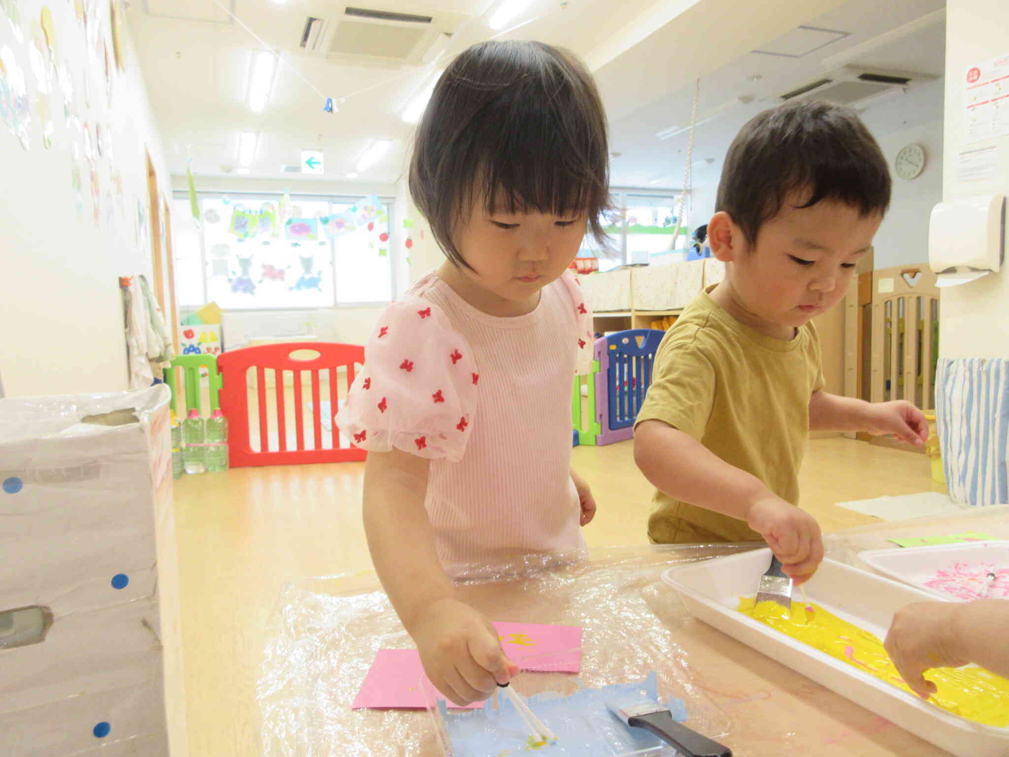 絵の具遊びをしたよ！（2歳児　うさぎ組）