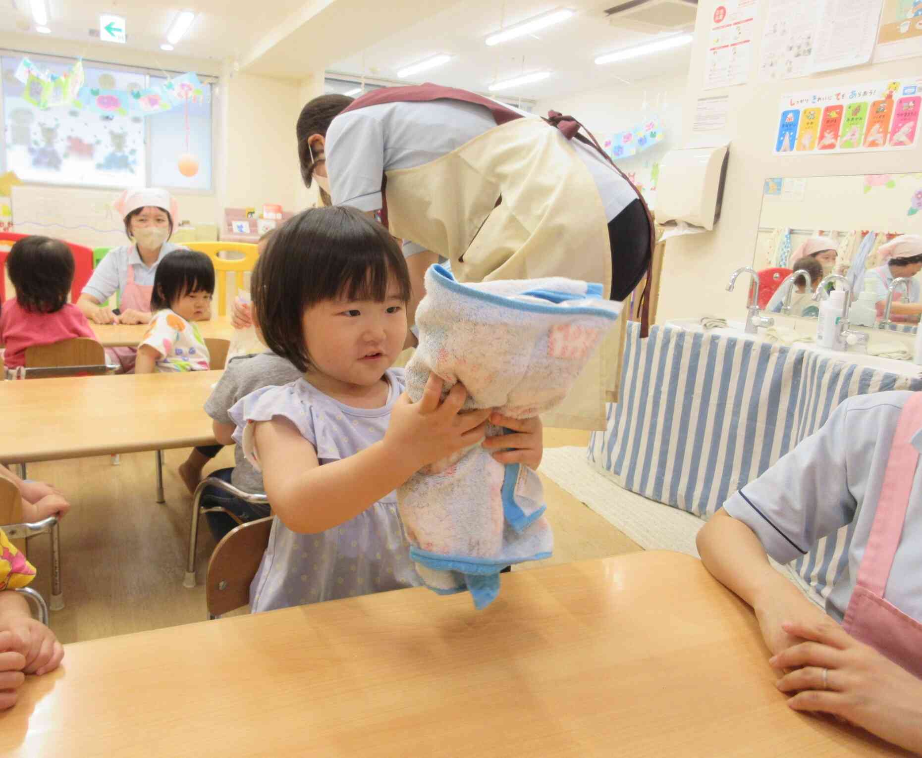 シャーベットを作ろう！（食育活動　1歳児　あひる組・2歳児　うさぎ組）
