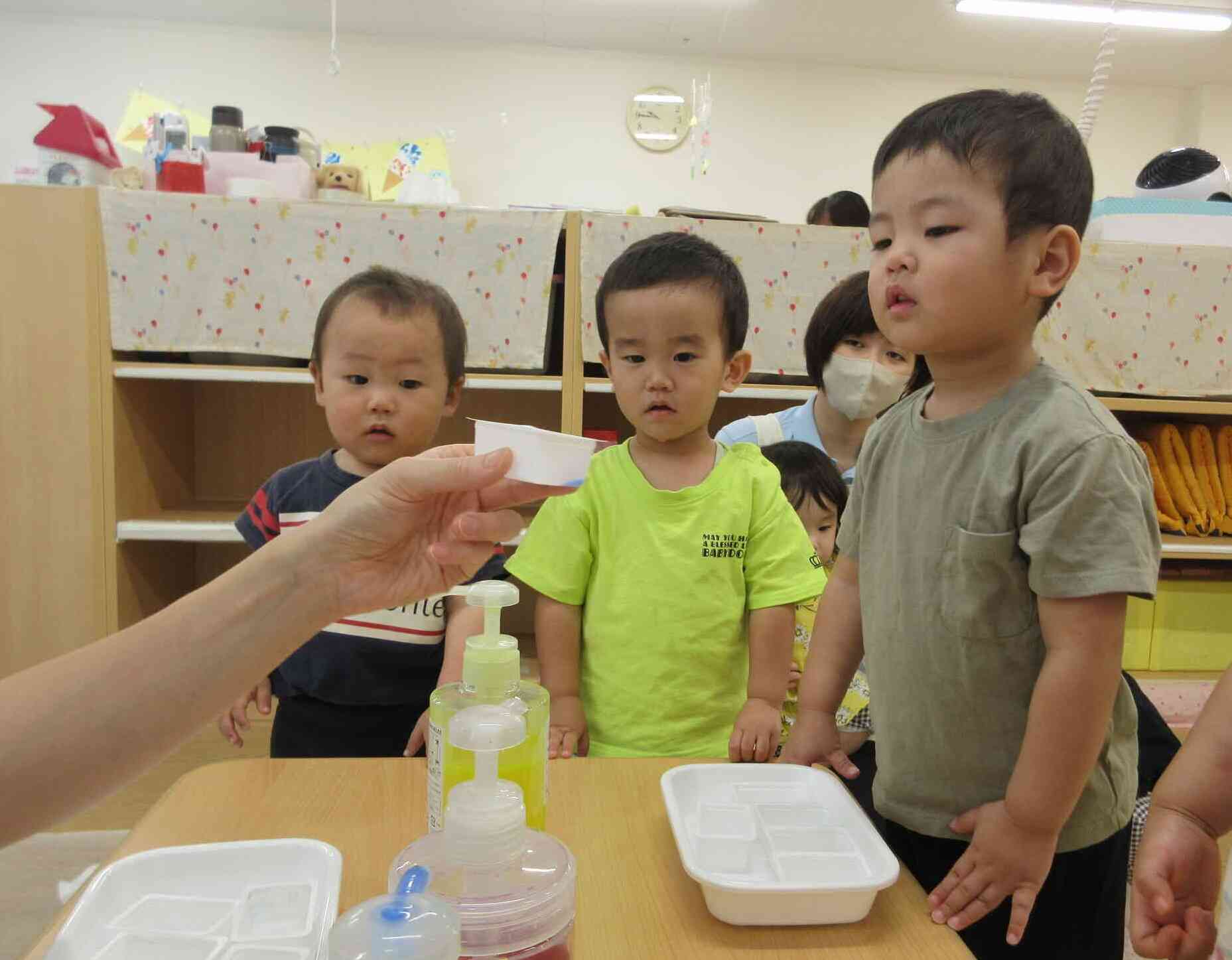 芸術士さんと遊ぼう！（1歳児　あひる組、2歳児　うさぎ組）
