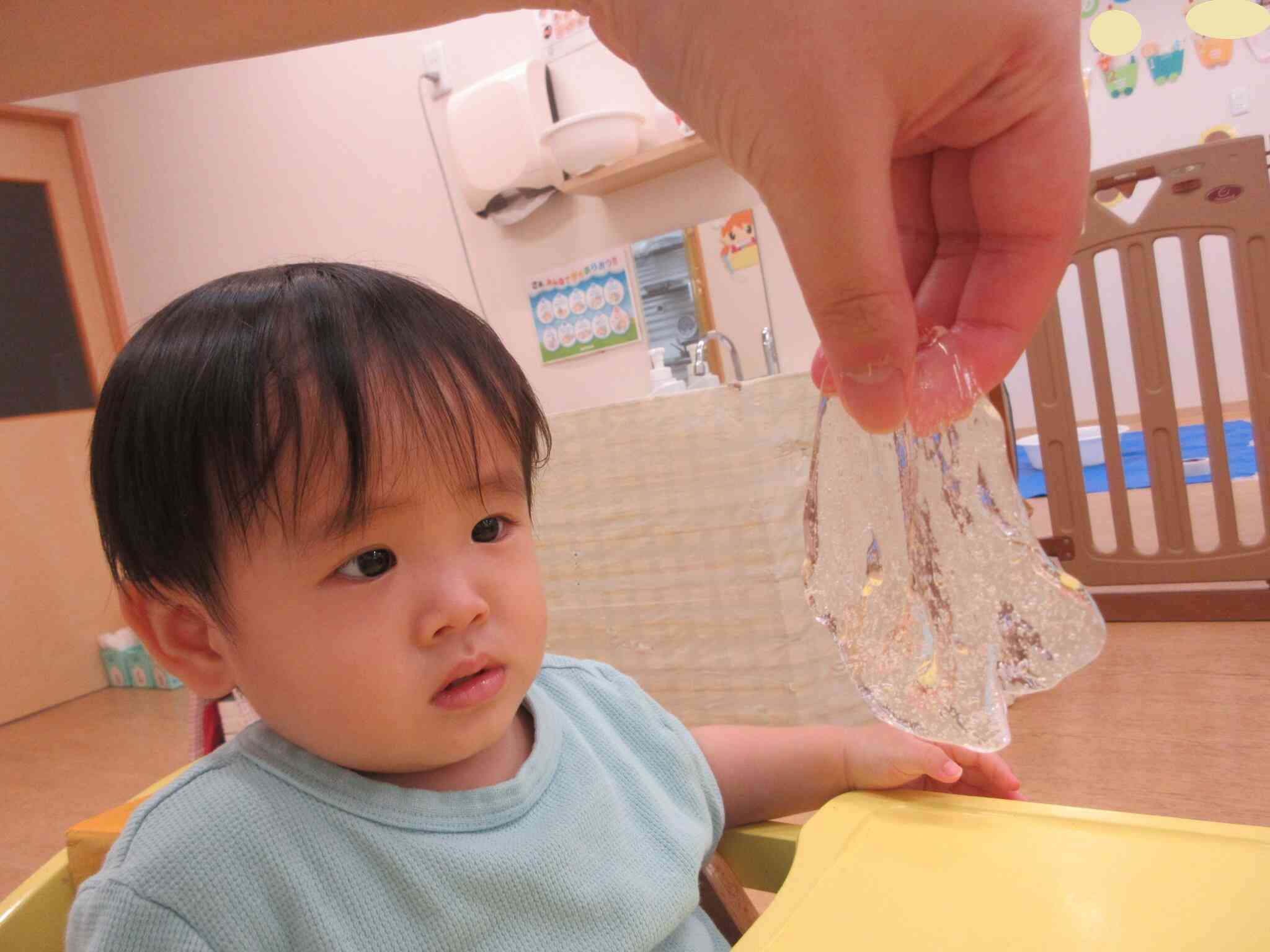 スライムに興味津々のお友だち!冷たくて気持ちいいね♪